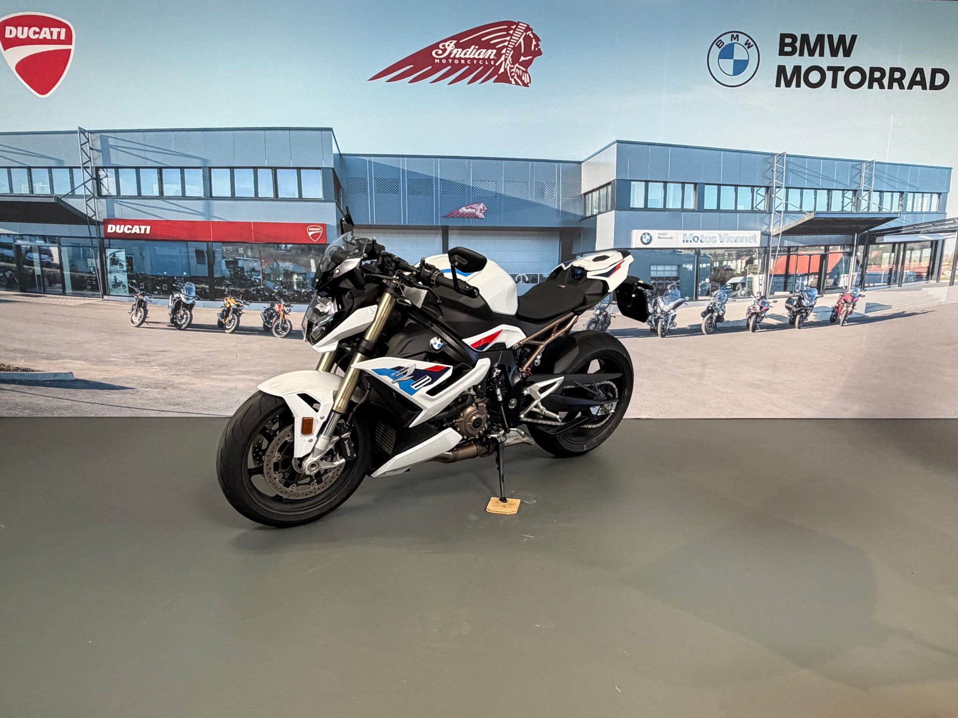 BMW S 1000 R-showroom-element-2