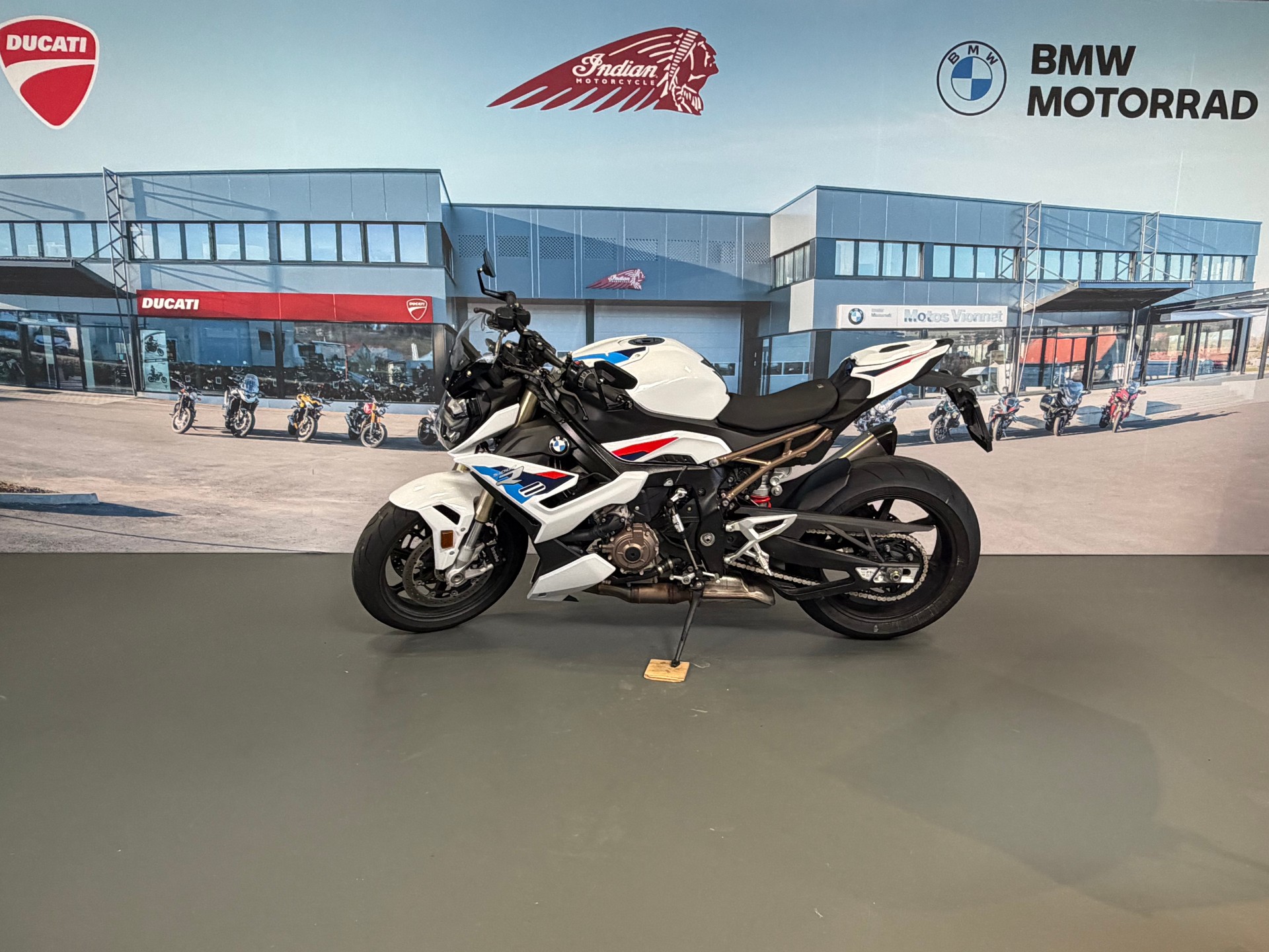BMW S 1000 R-showroom-element-3