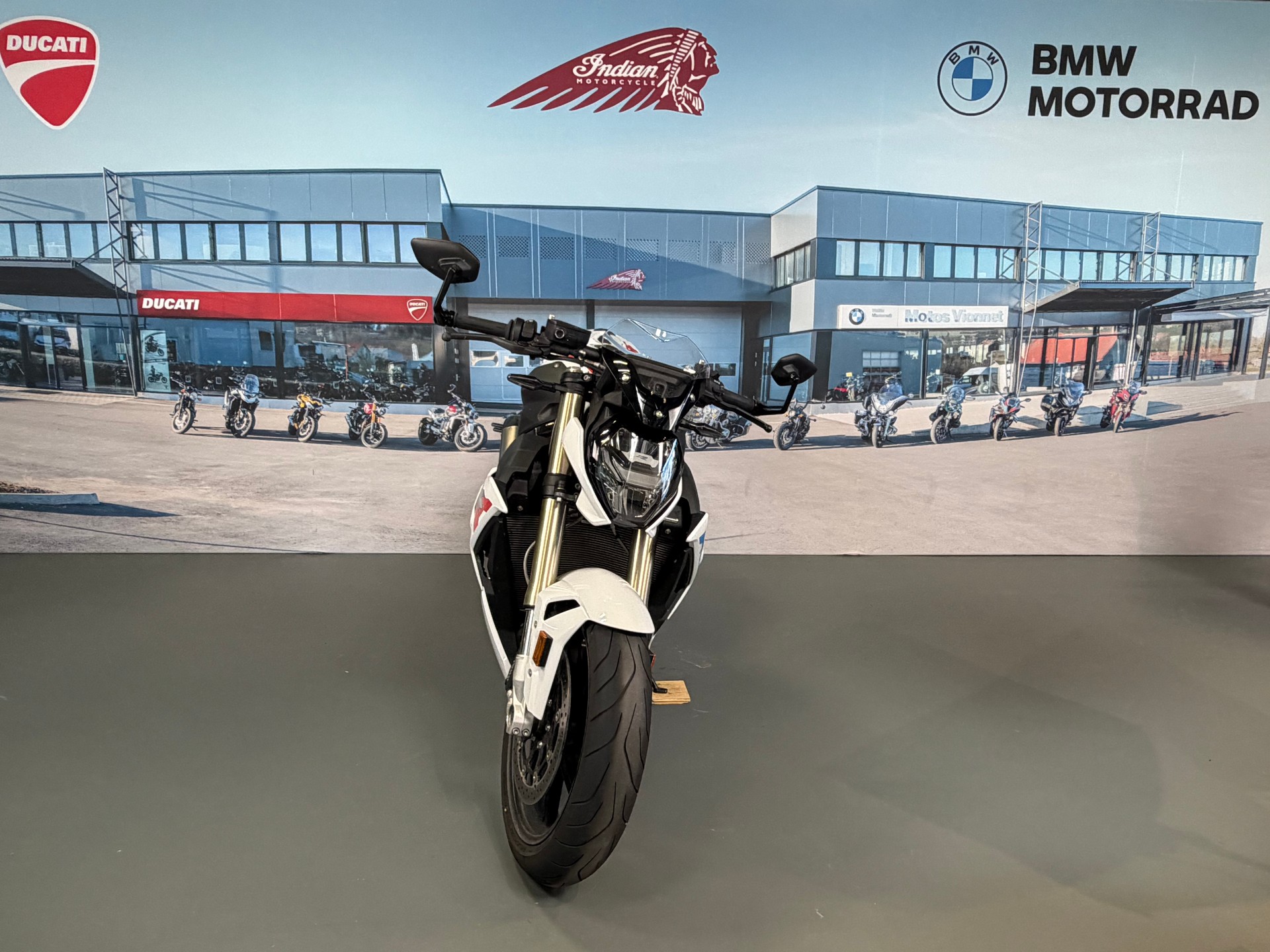 BMW S 1000 R-showroom-element-1