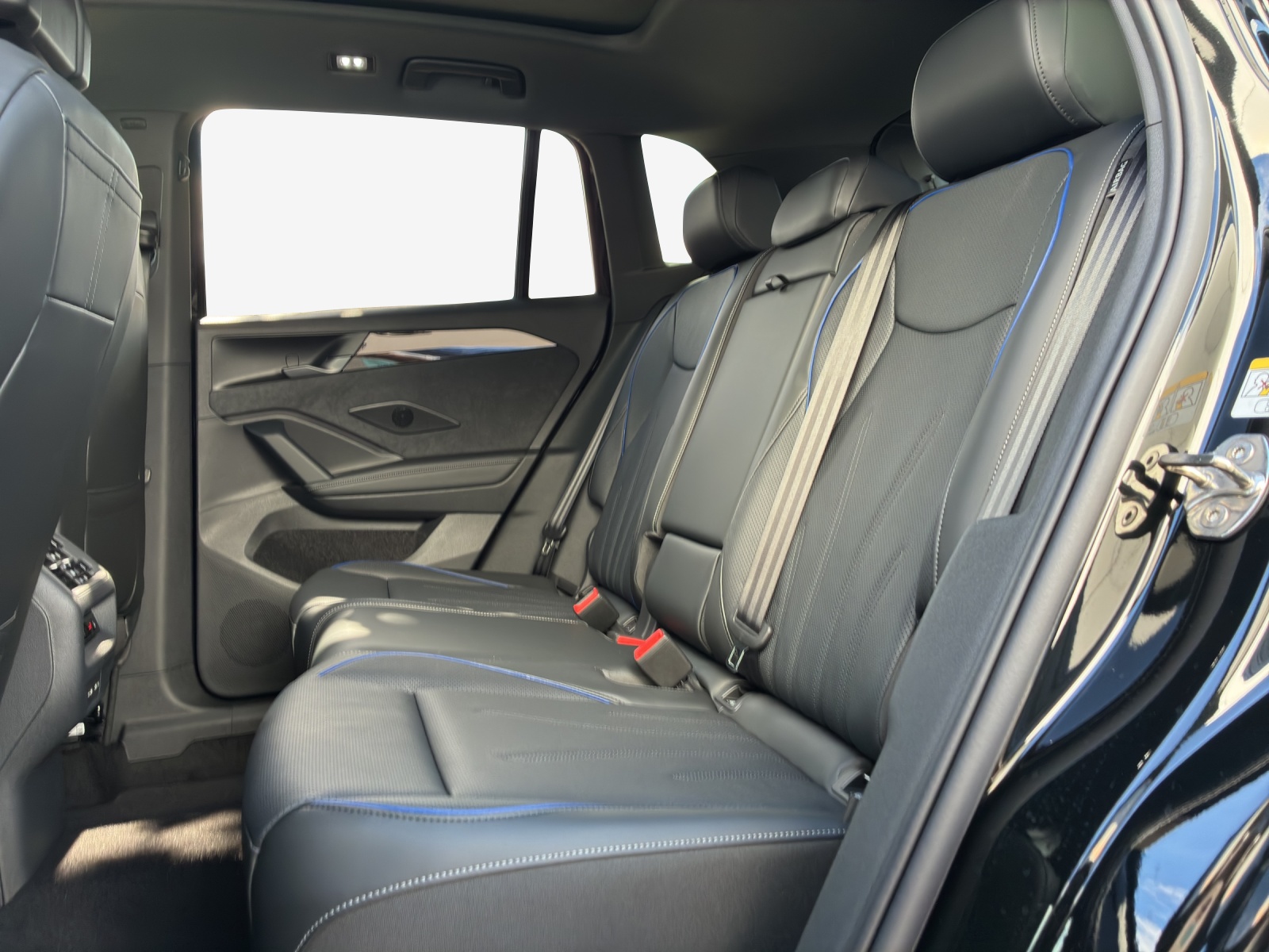 VW Tiguan 2.0 TDI SCR R-Line 4Motion DSG-image-11