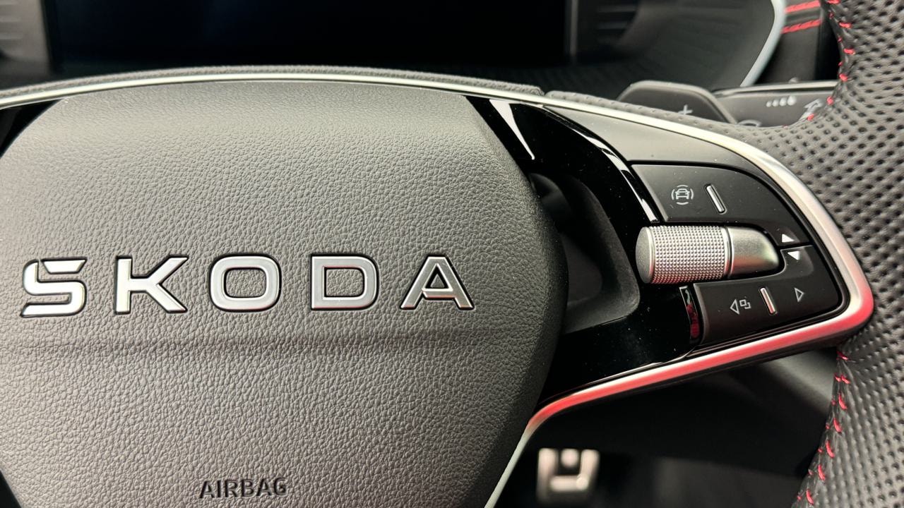 SKODA Octavia Combi 2.0 TSI DSG RS-image-9