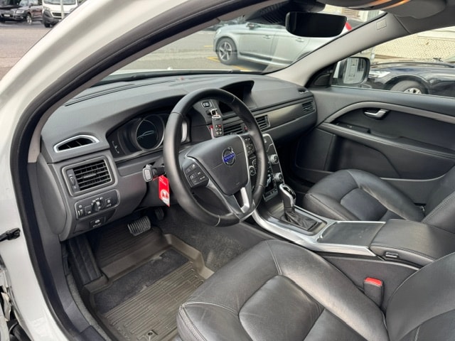 VOLVO XC70 2.4 D4 Momentum AWD-image-8