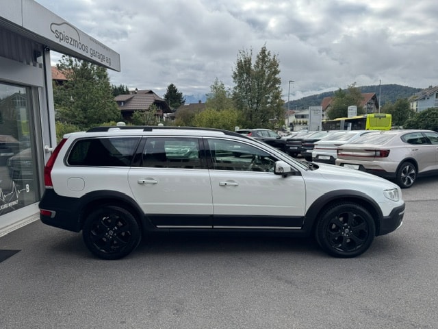 VOLVO XC70 2.4 D4 Momentum AWD-image-2