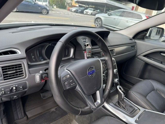 VOLVO XC70 2.4 D4 Momentum AWD-image-15