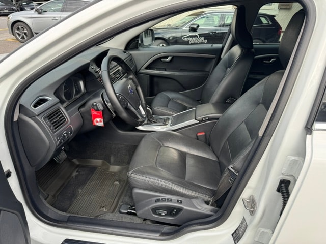 VOLVO XC70 2.4 D4 Momentum AWD-image-9
