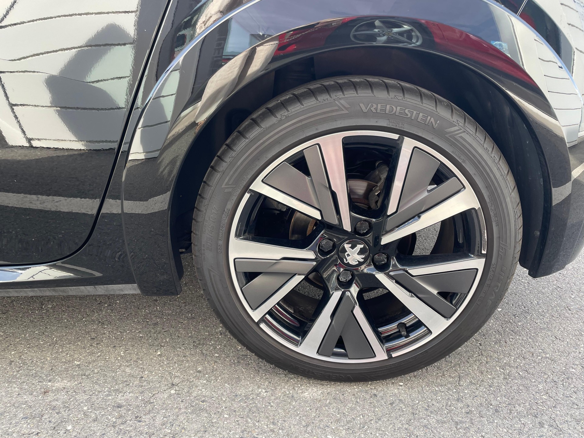 PEUGEOT 208 1.2 PureTech 100 GT Line-image-14