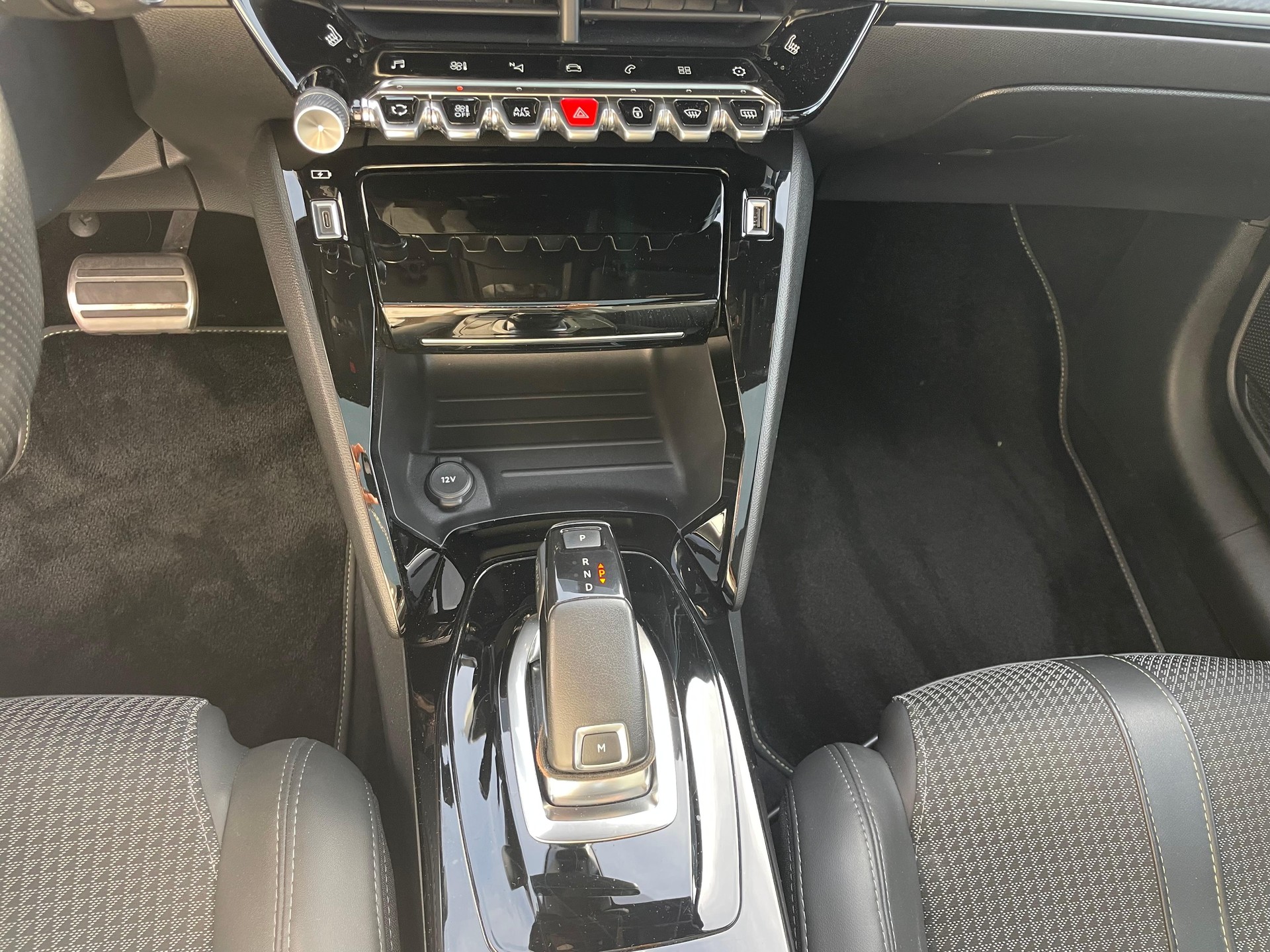 PEUGEOT 208 1.2 PureTech 100 GT Line-image-8