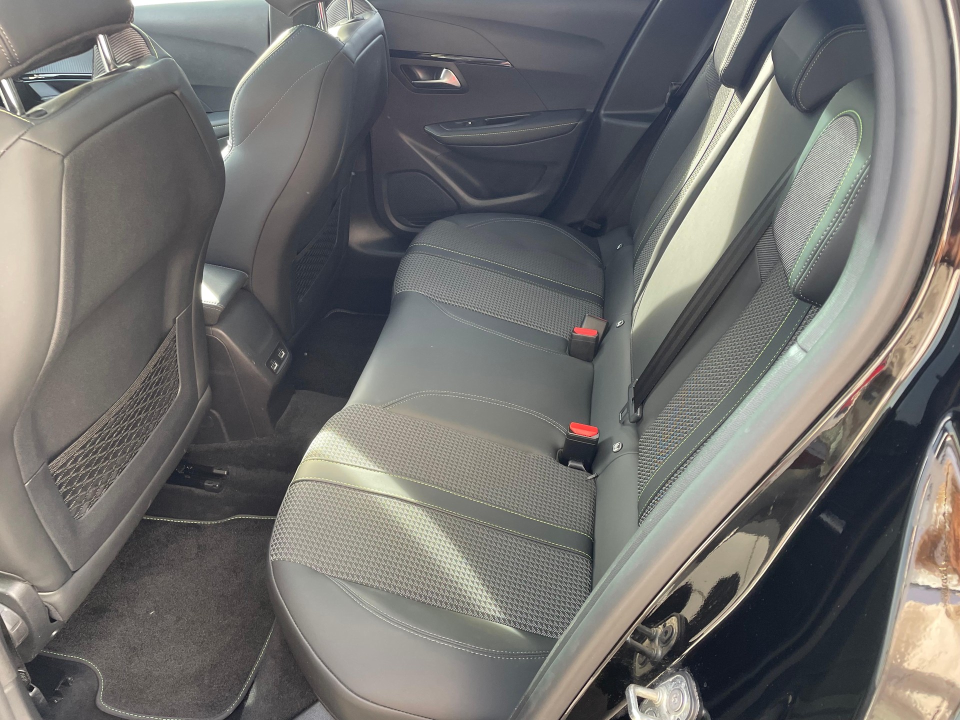 PEUGEOT 208 1.2 PureTech 100 GT Line-image-7