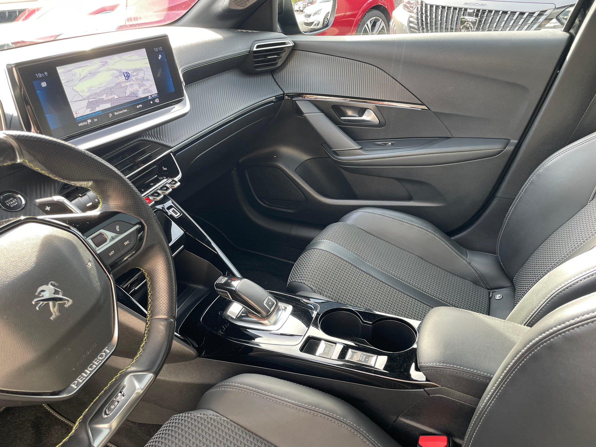 PEUGEOT 208 1.2 PureTech 100 GT Line-image-6