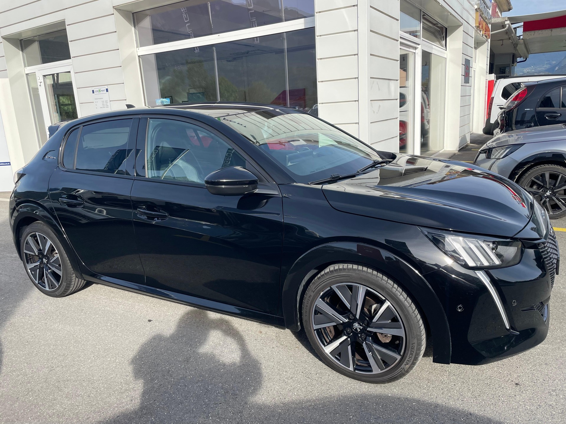 PEUGEOT 208 1.2 PureTech 100 GT Line-image-0