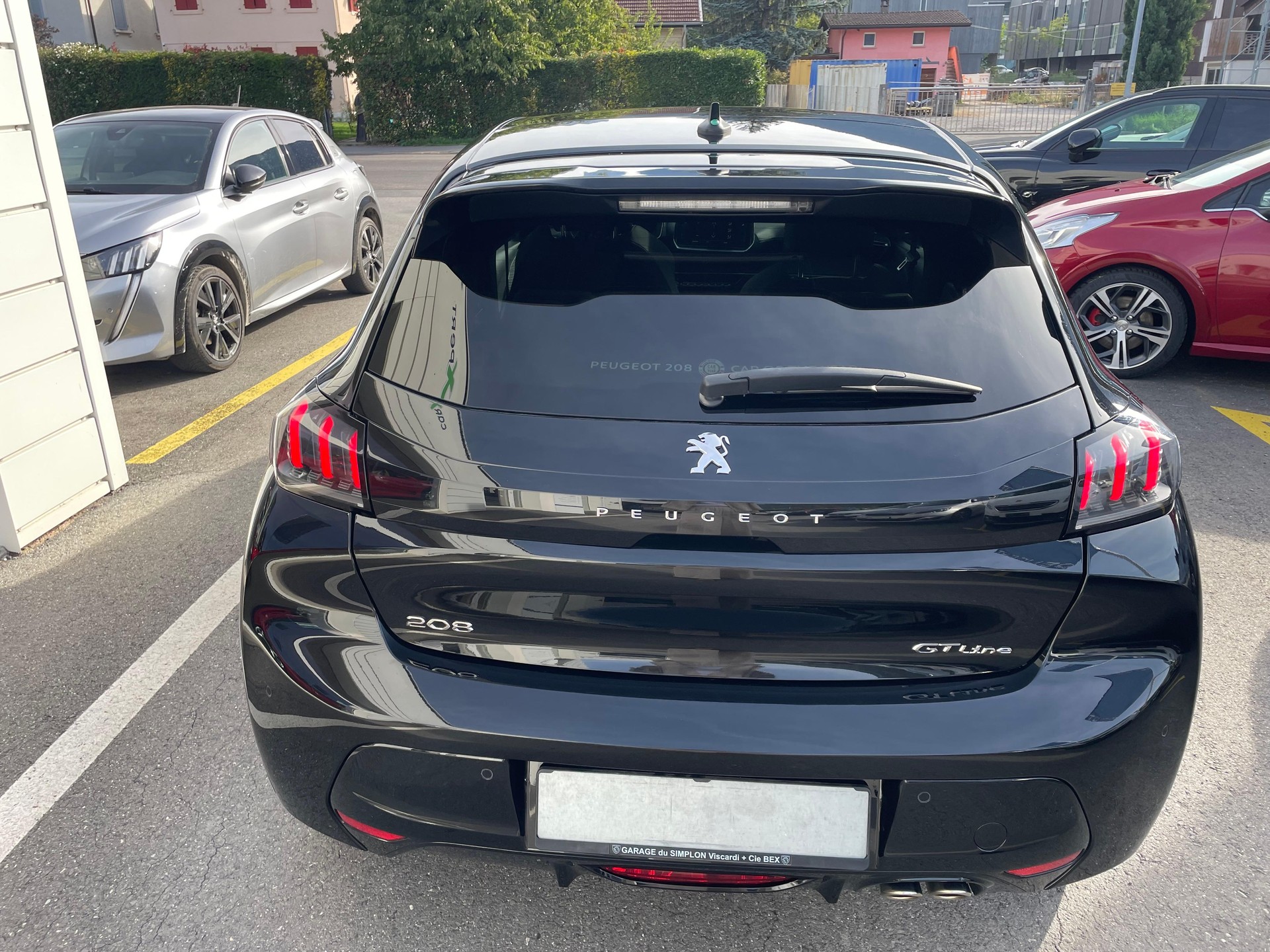 PEUGEOT 208 1.2 PureTech 100 GT Line-image-3
