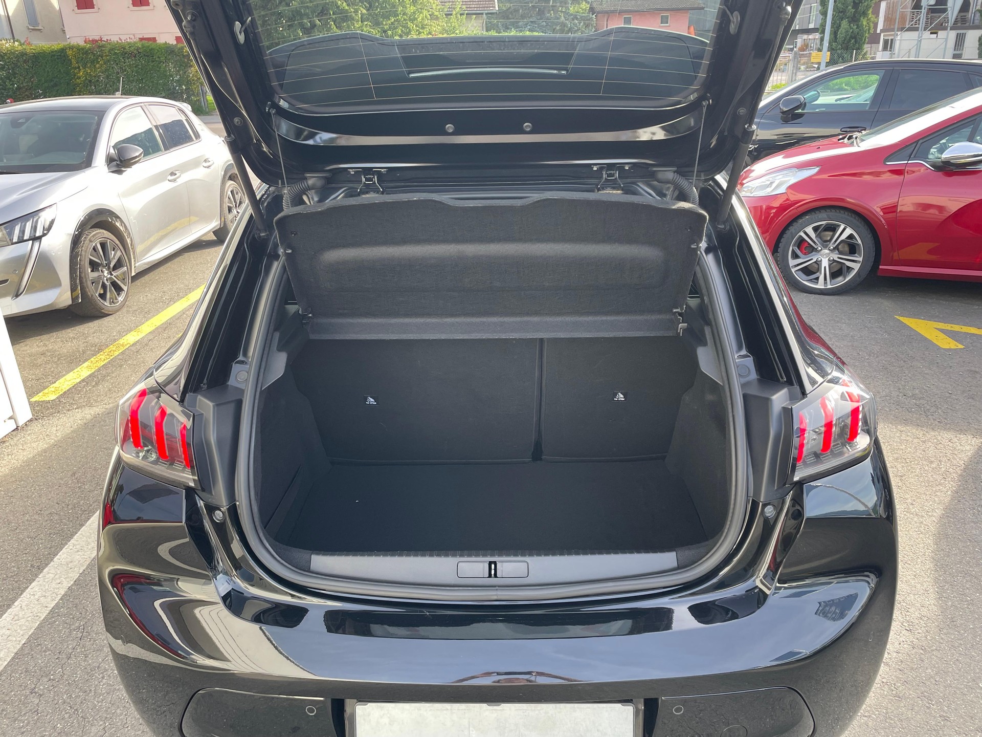 PEUGEOT 208 1.2 PureTech 100 GT Line-image-13