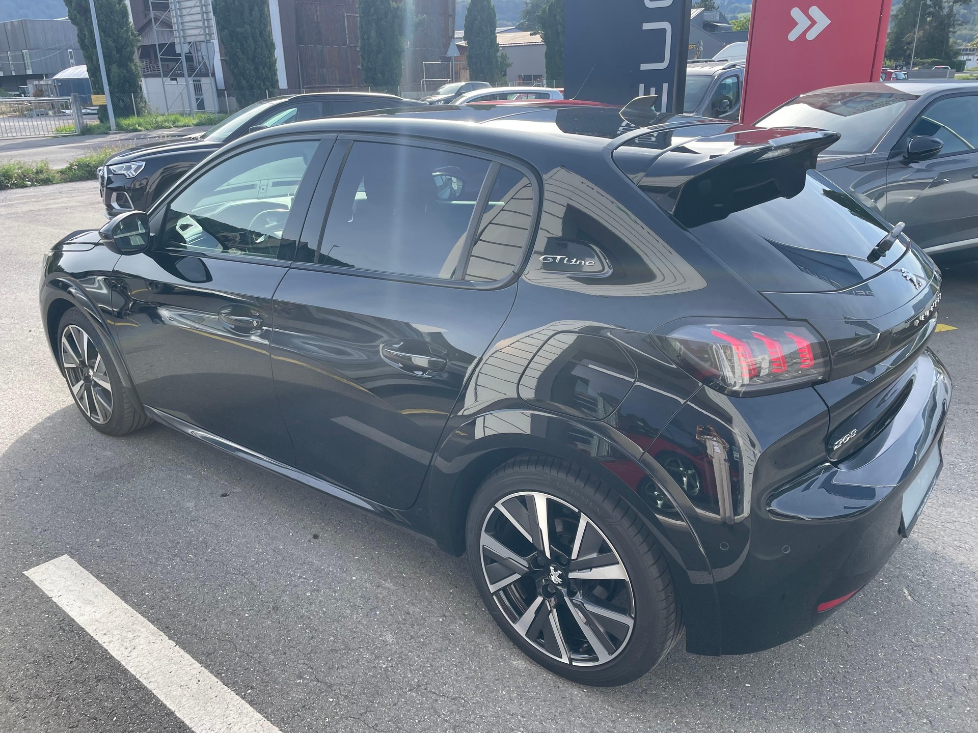 PEUGEOT 208 1.2 PureTech 100 GT Line-image-1