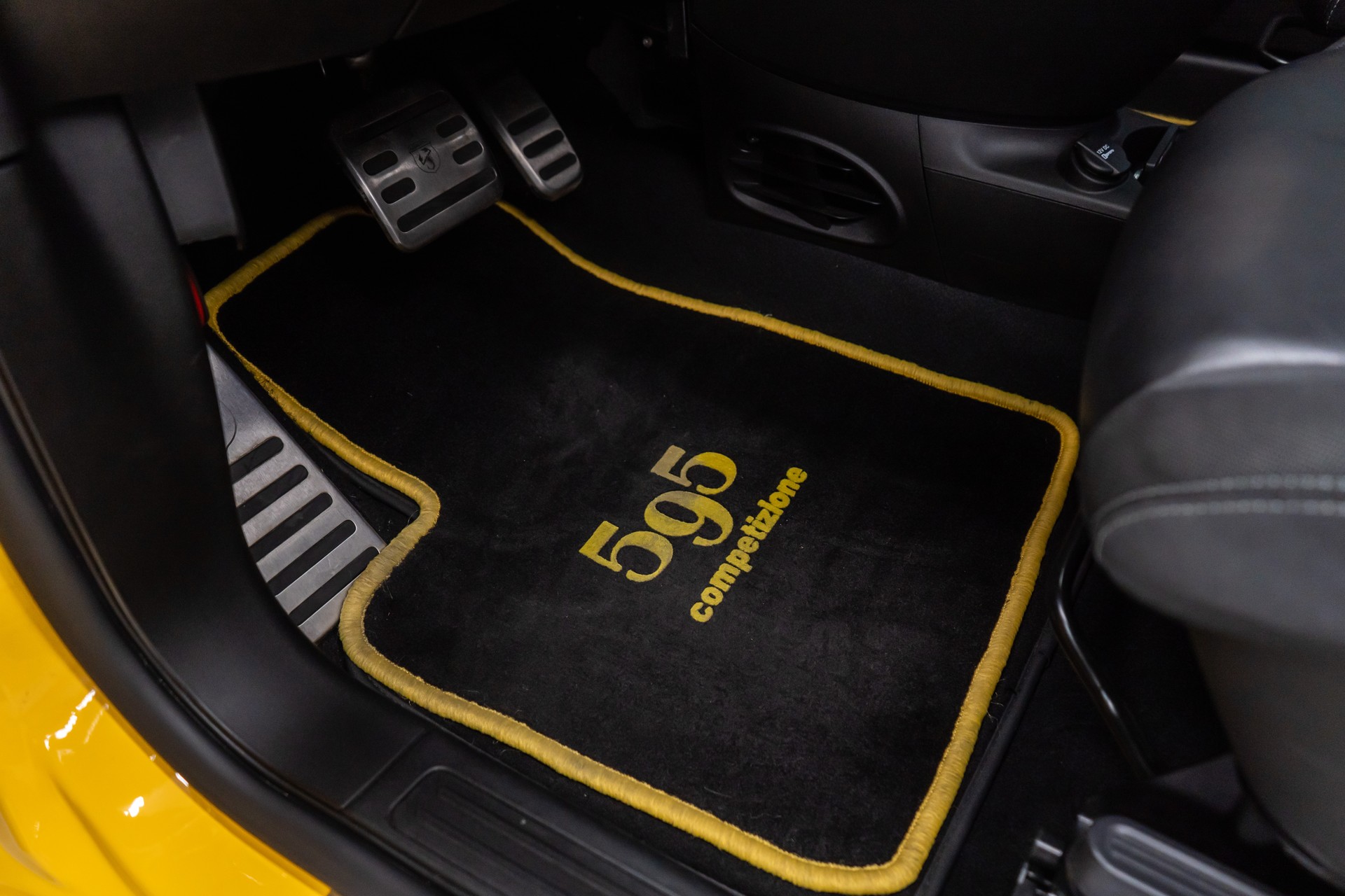 FIAT 595 1.4 16V Turbo Abarth Competizione Dualogic / ITALINIESCHER FLITZER / HAMMER LOOK-image-18