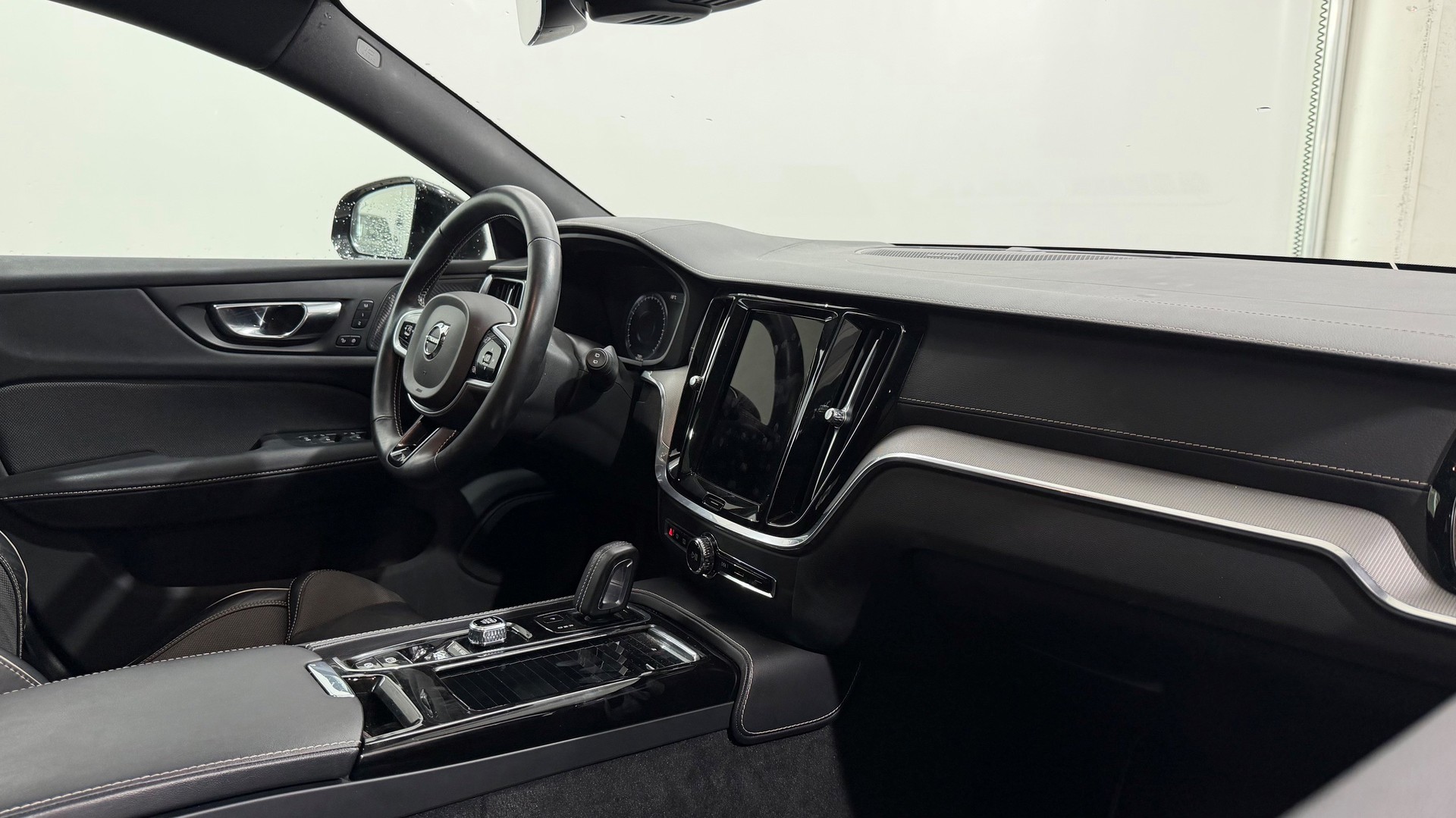 VOLVO V60 2.0 T6 TE R-Design eAWD-showroom-element-3