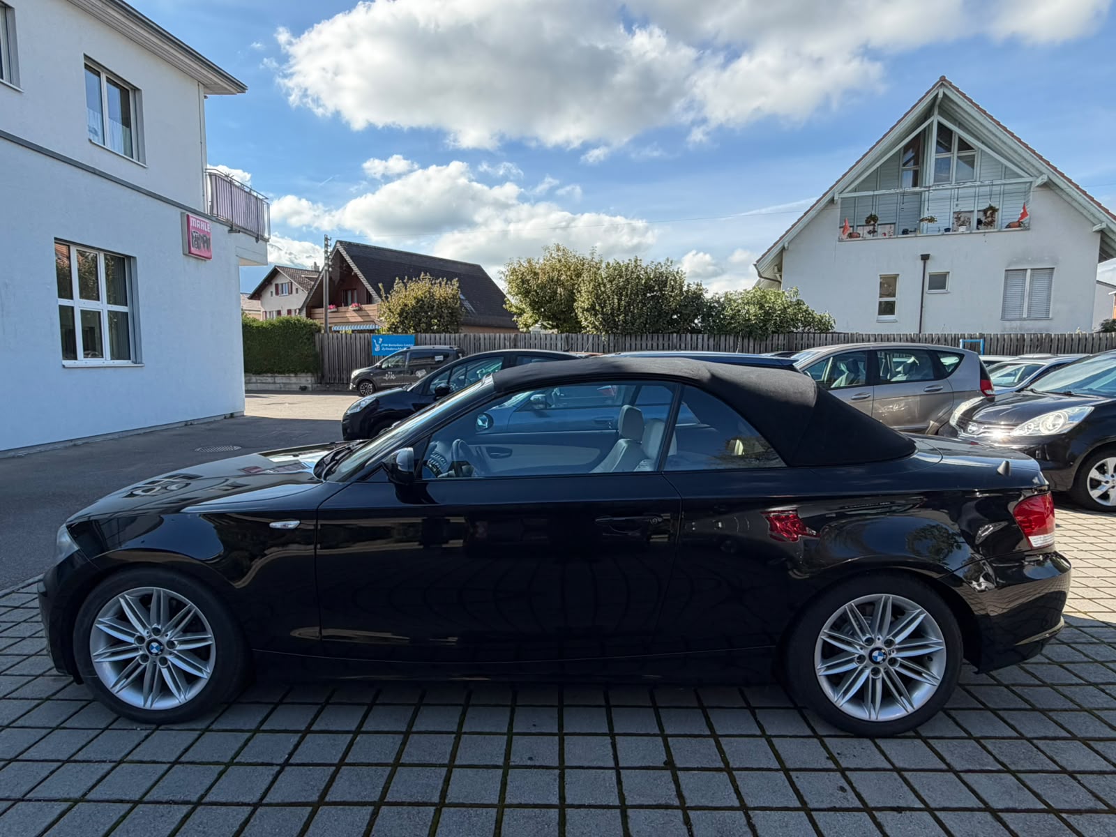 BMW 120i Cabrio-showroom-element-1