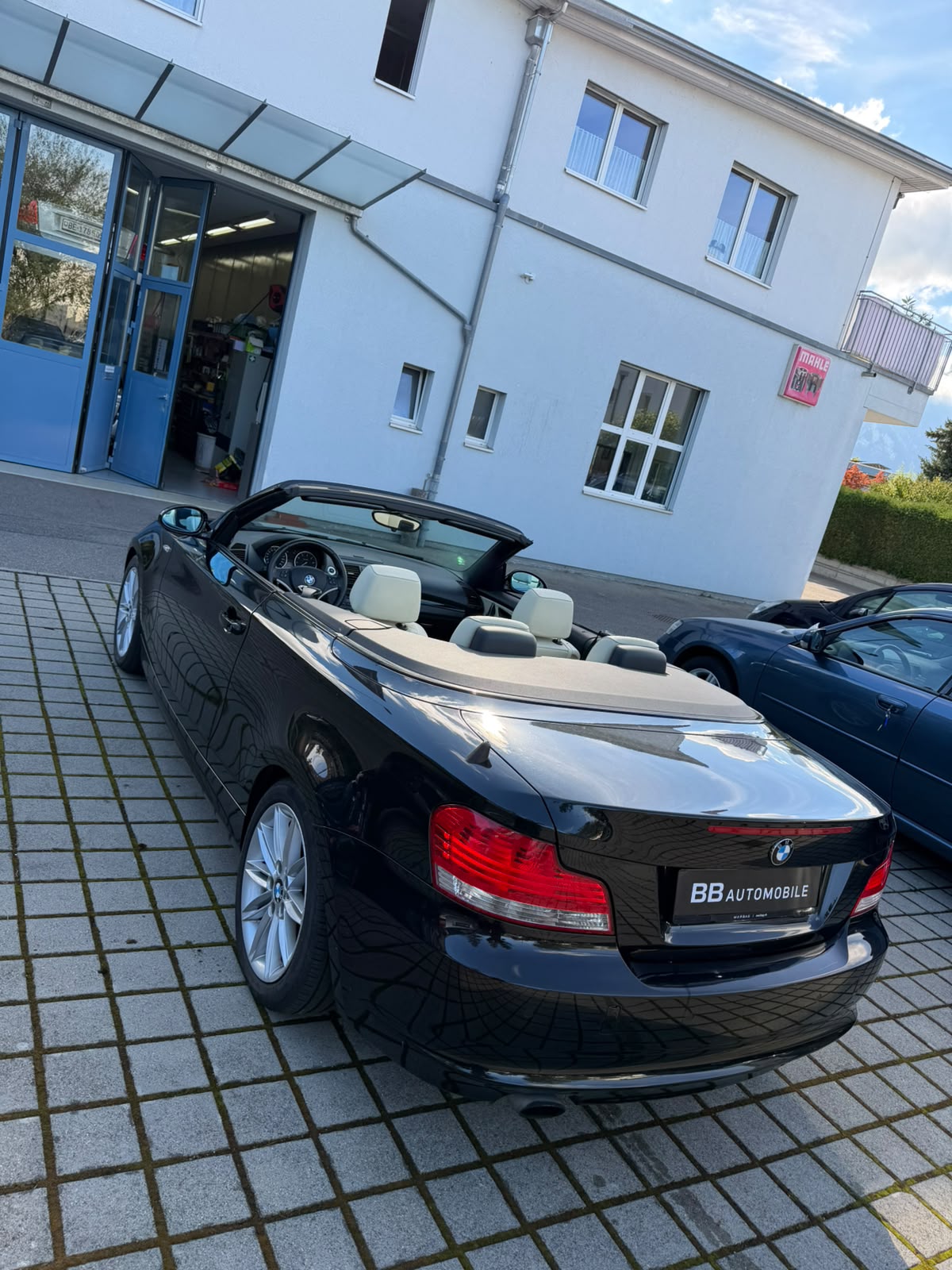 BMW 120i Cabrio-image-8