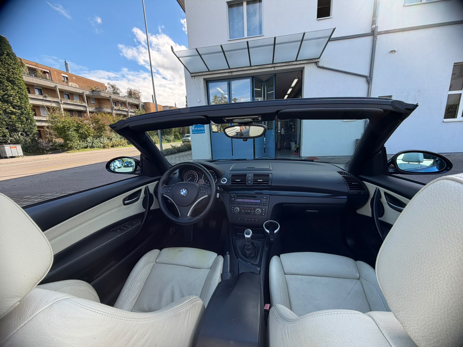 BMW 120i Cabrio-image-12