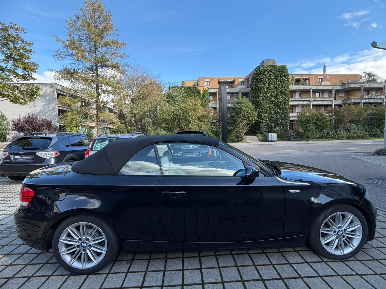 BMW 120i Cabrio-image-4