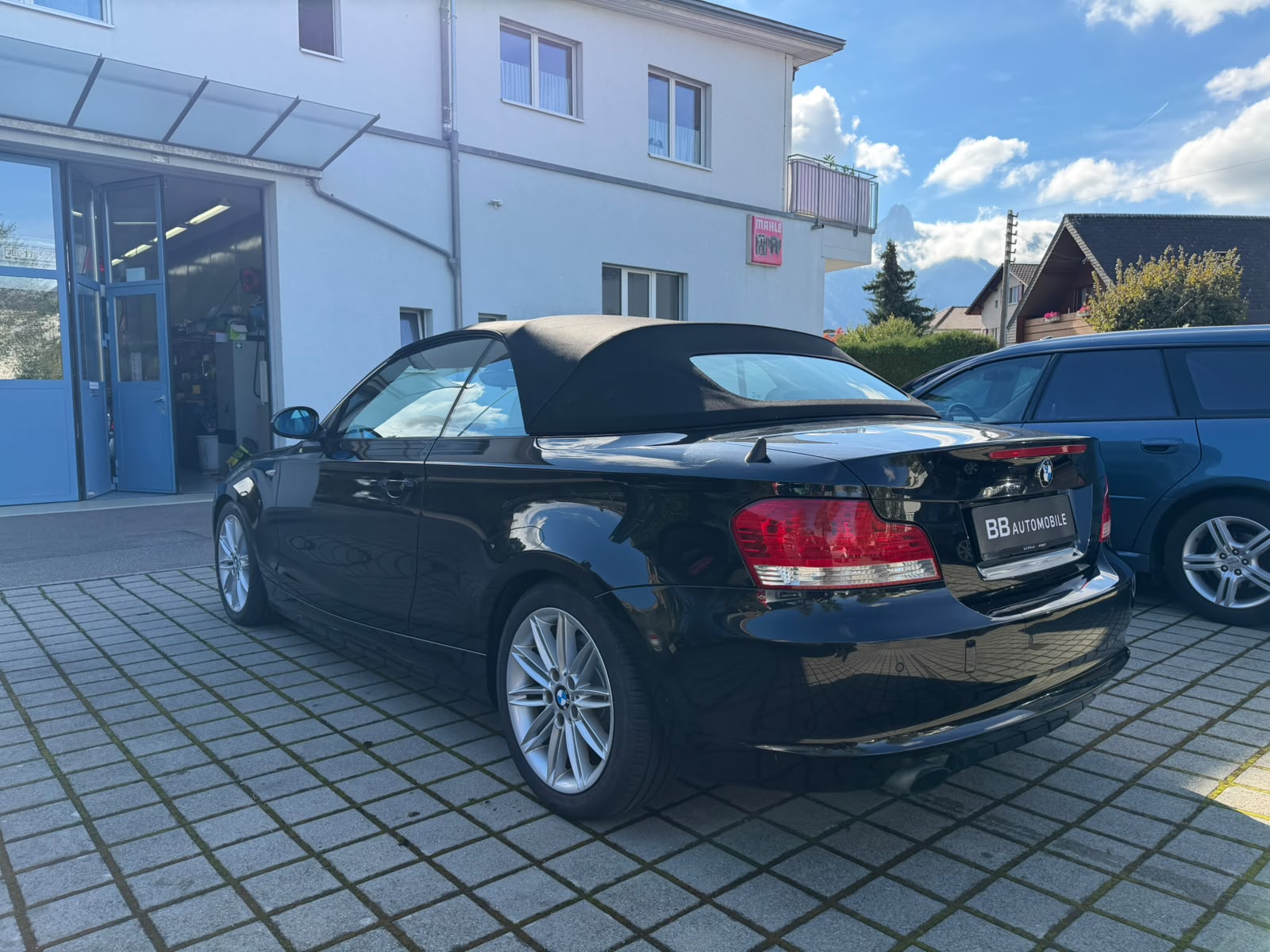BMW 120i Cabrio-showroom-element-2