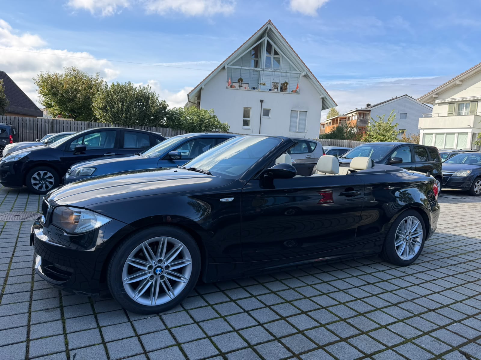 BMW 120i Cabrio-image-7