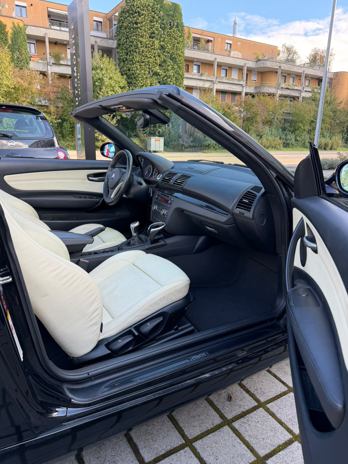 BMW 120i Cabrio-image-10