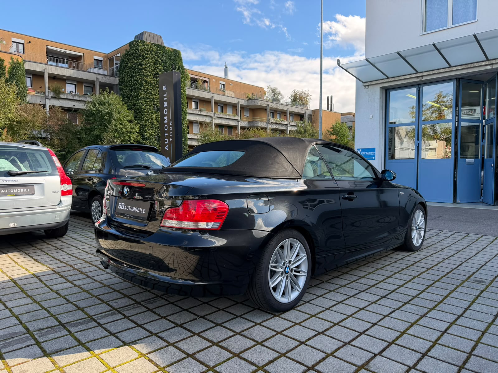 BMW 120i Cabrio-showroom-element-3