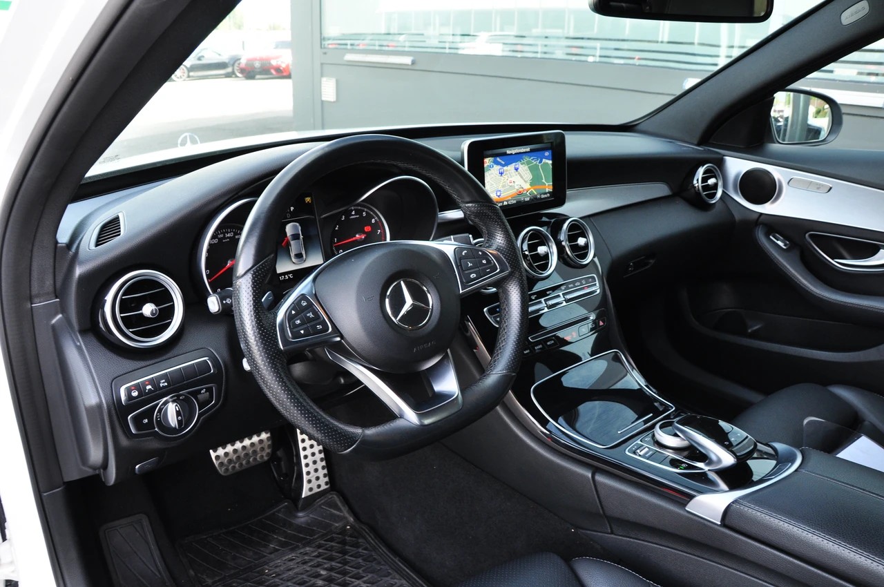 MERCEDES-BENZ C 200 AMG Line 4Matic 9G-Tronic-image-17
