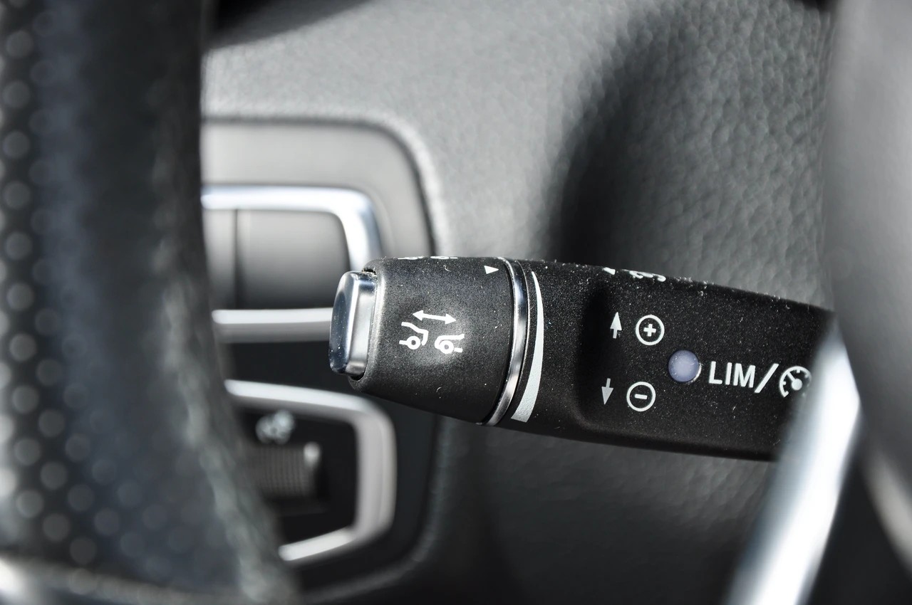 MERCEDES-BENZ C 200 AMG Line 4Matic 9G-Tronic-image-19