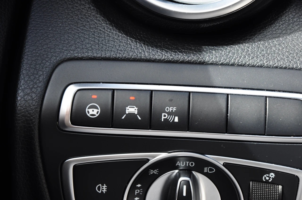 MERCEDES-BENZ C 200 AMG Line 4Matic 9G-Tronic-image-20