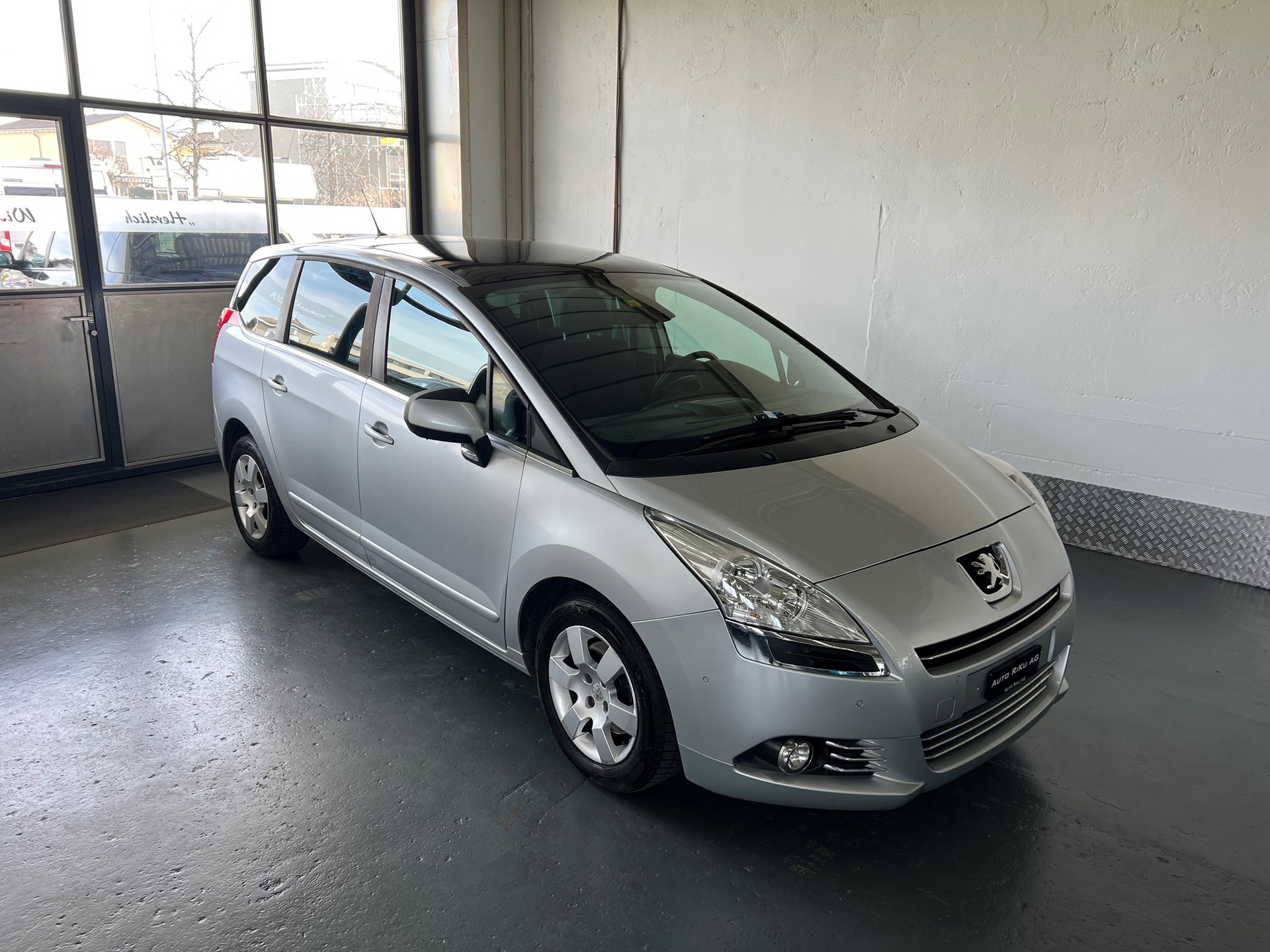 PEUGEOT 5008 2.0 HDI Style-image-0