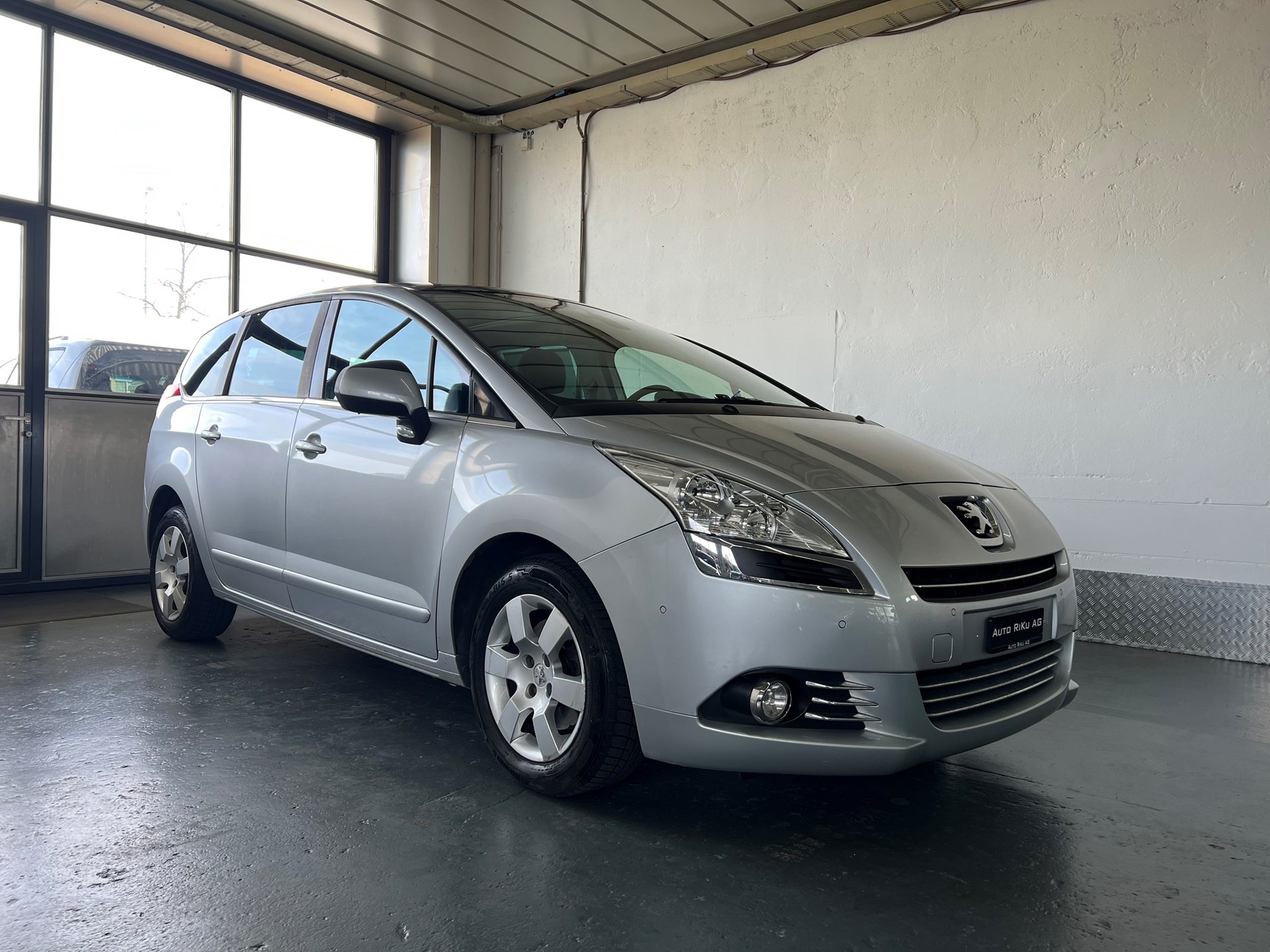 PEUGEOT 5008 2.0 HDI Style-image-1