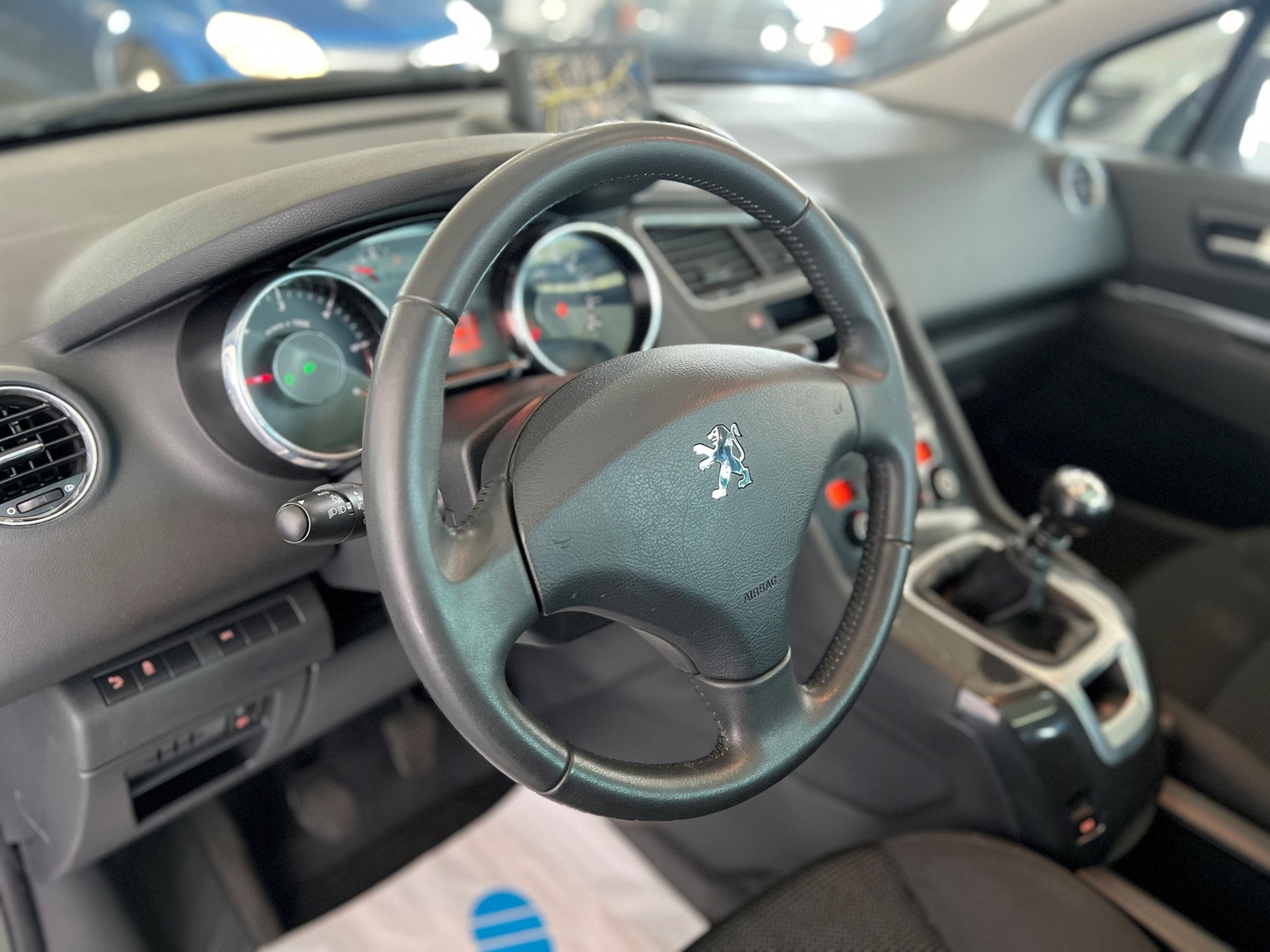 PEUGEOT 5008 2.0 HDI Style-image-9