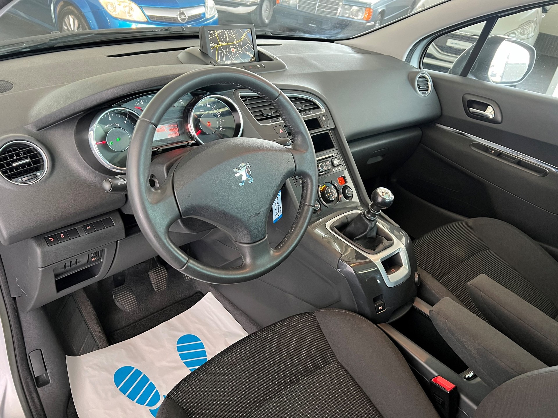 PEUGEOT 5008 2.0 HDI Style-image-10