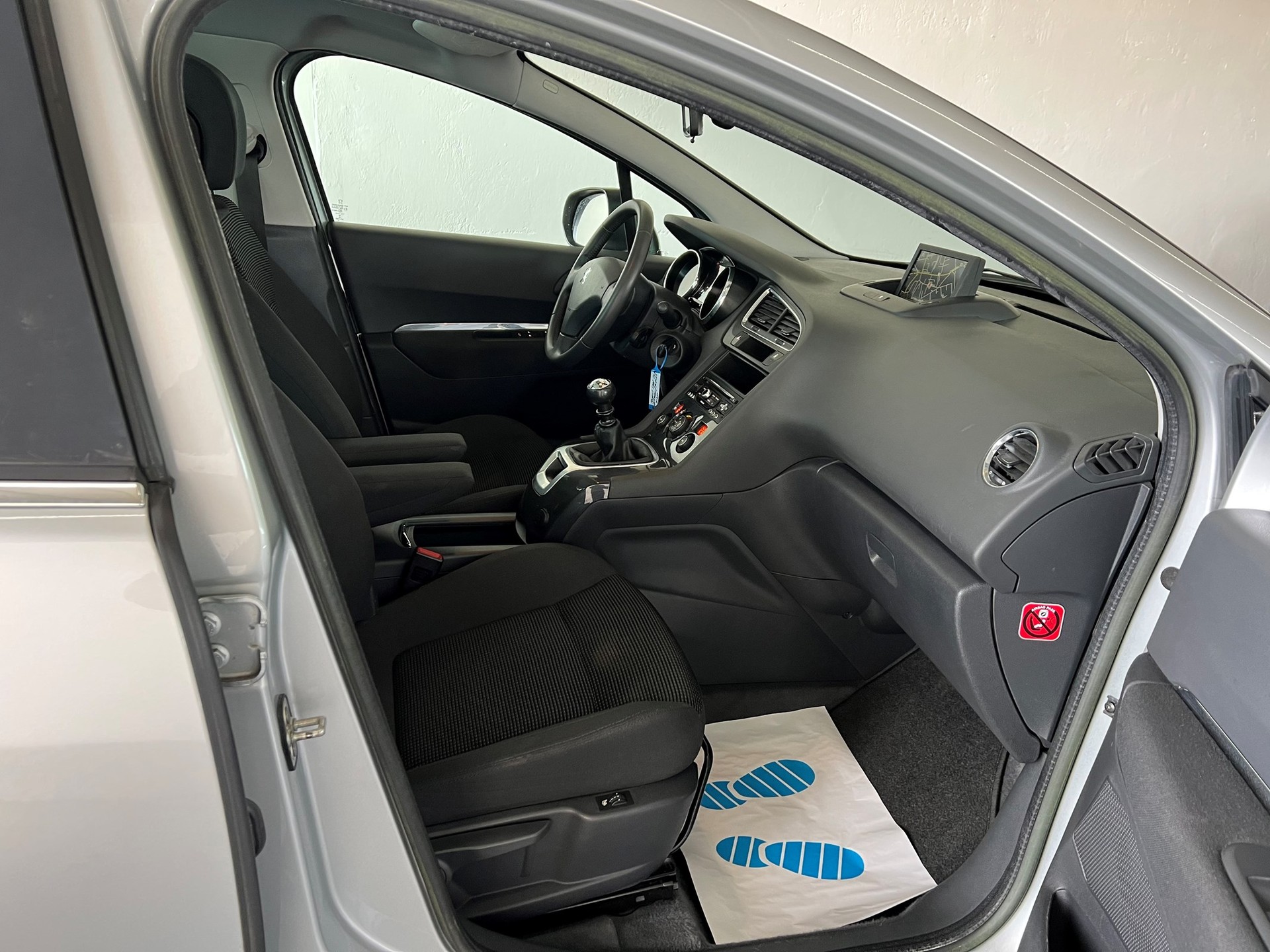 PEUGEOT 5008 2.0 HDI Style-image-16