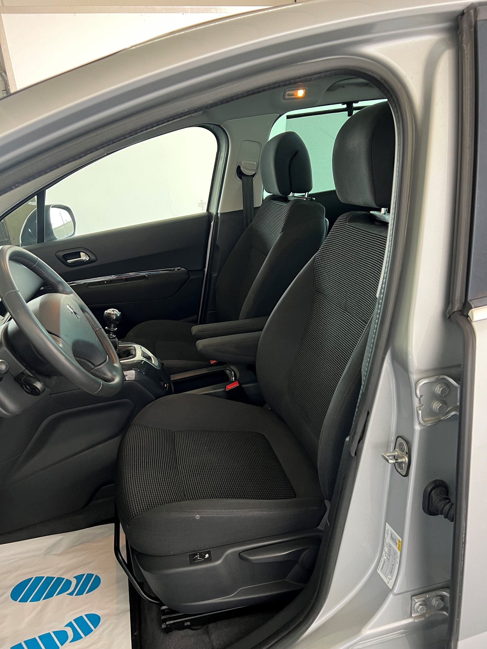 PEUGEOT 5008 2.0 HDI Style-image-11