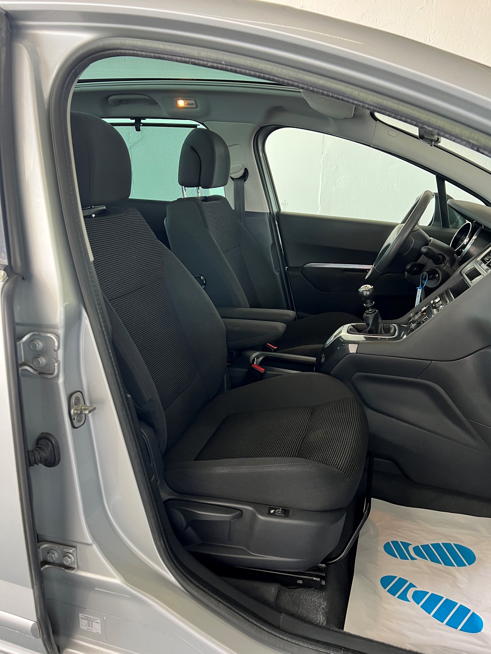 PEUGEOT 5008 2.0 HDI Style-image-17
