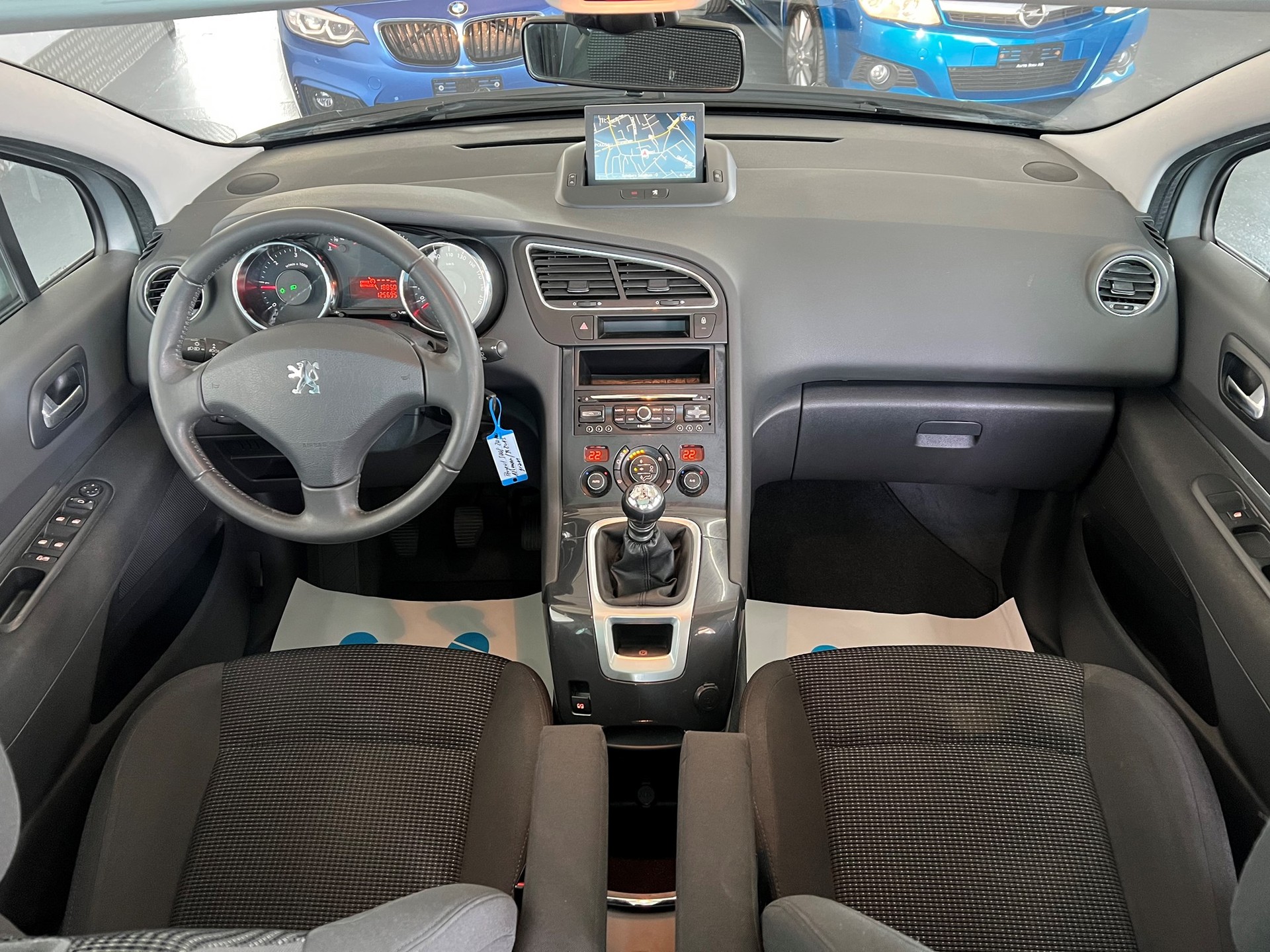 PEUGEOT 5008 2.0 HDI Style-image-13