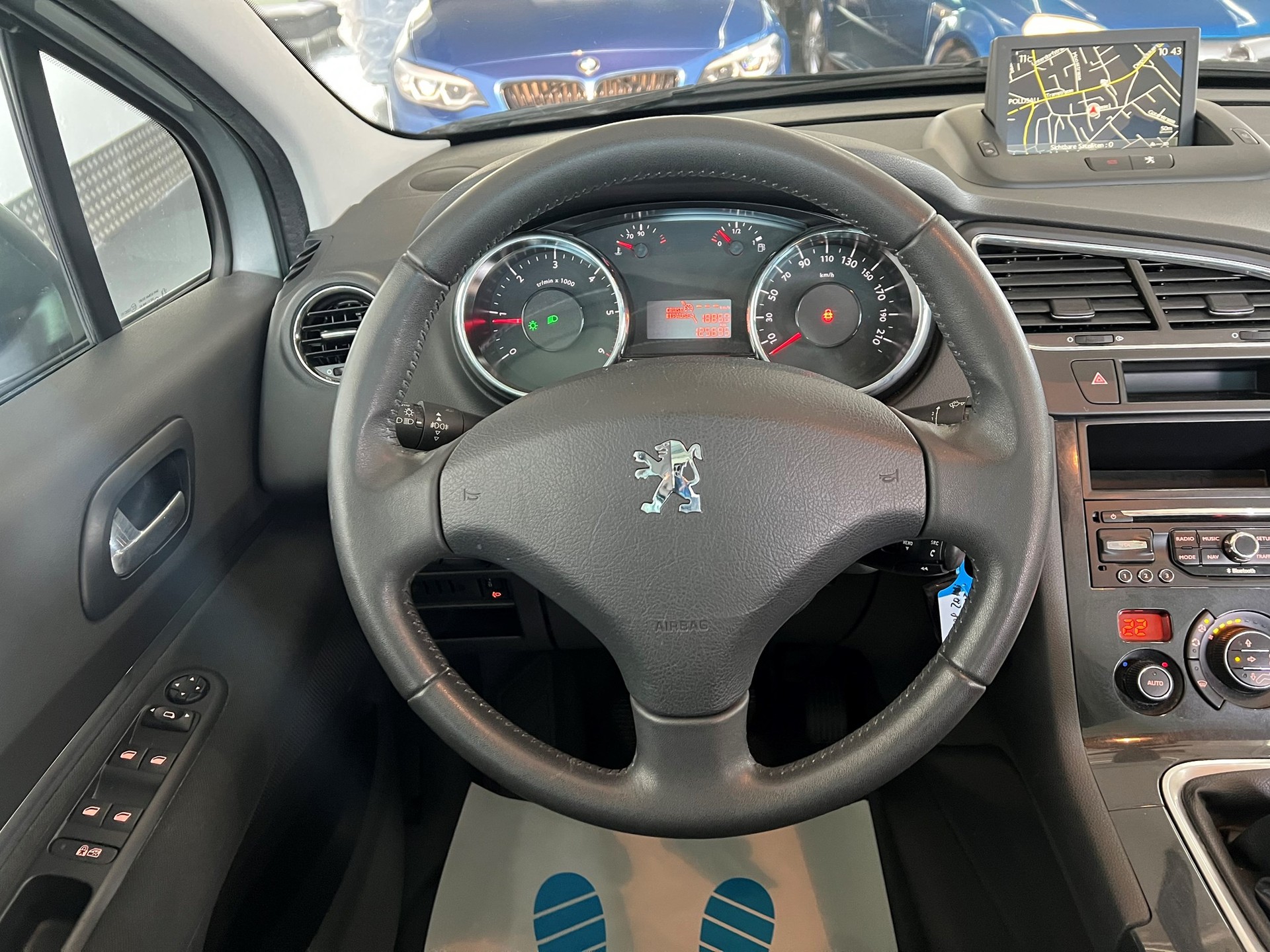 PEUGEOT 5008 2.0 HDI Style-image-15