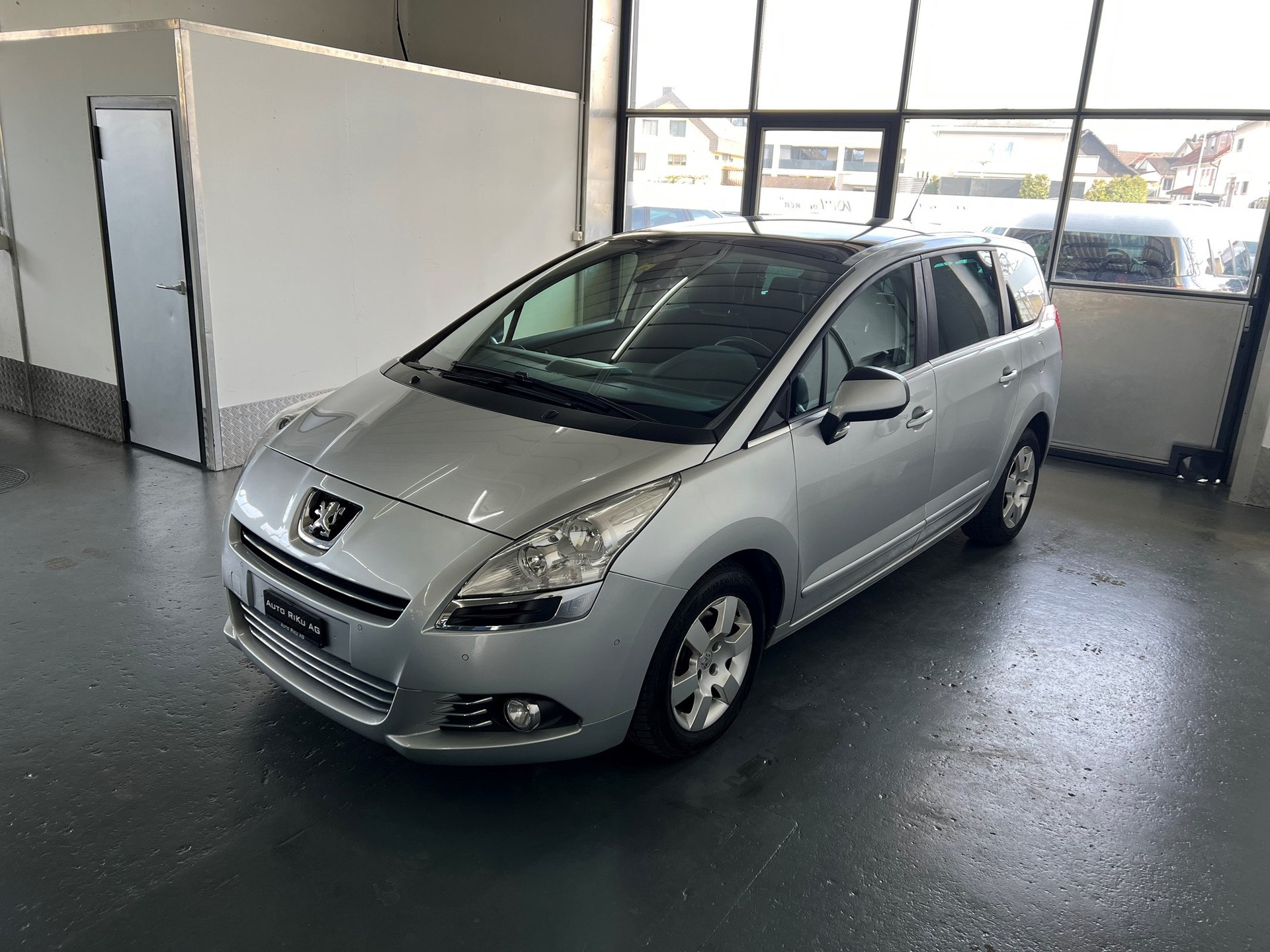 PEUGEOT 5008 2.0 HDI Style-image-3
