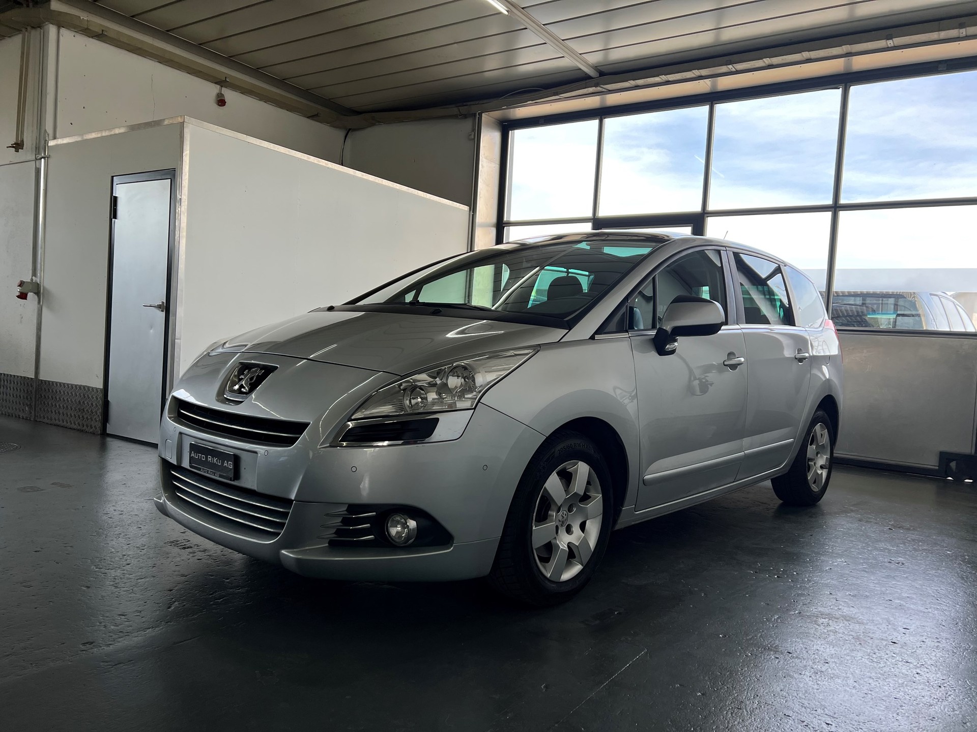 PEUGEOT 5008 2.0 HDI Style-image-4