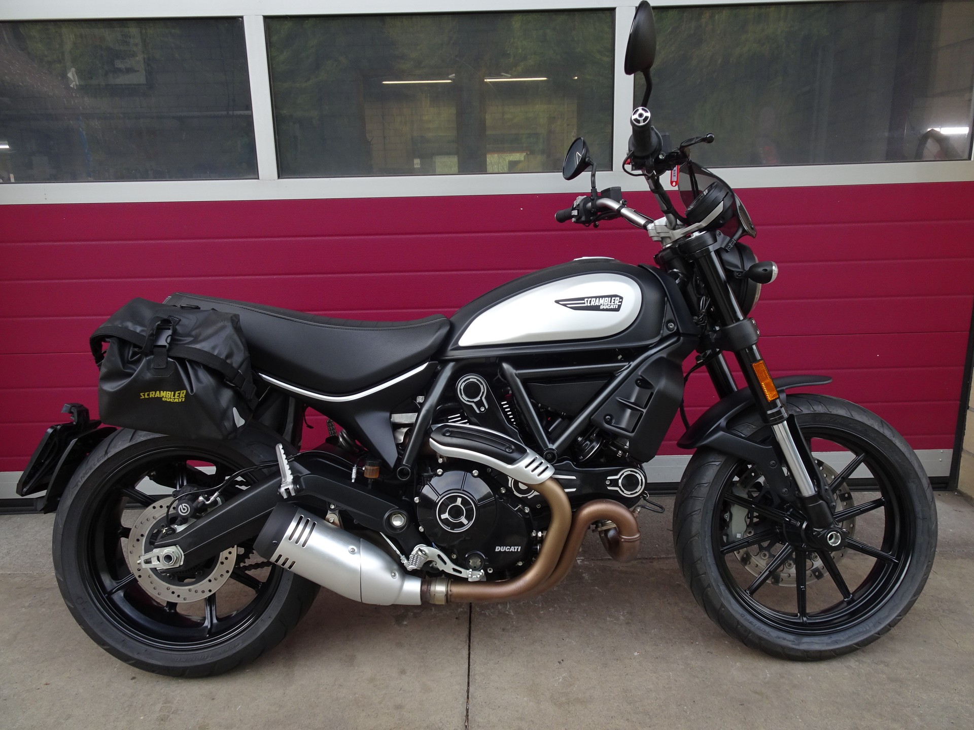 DUCATI Scrambler 803 Icon Dark