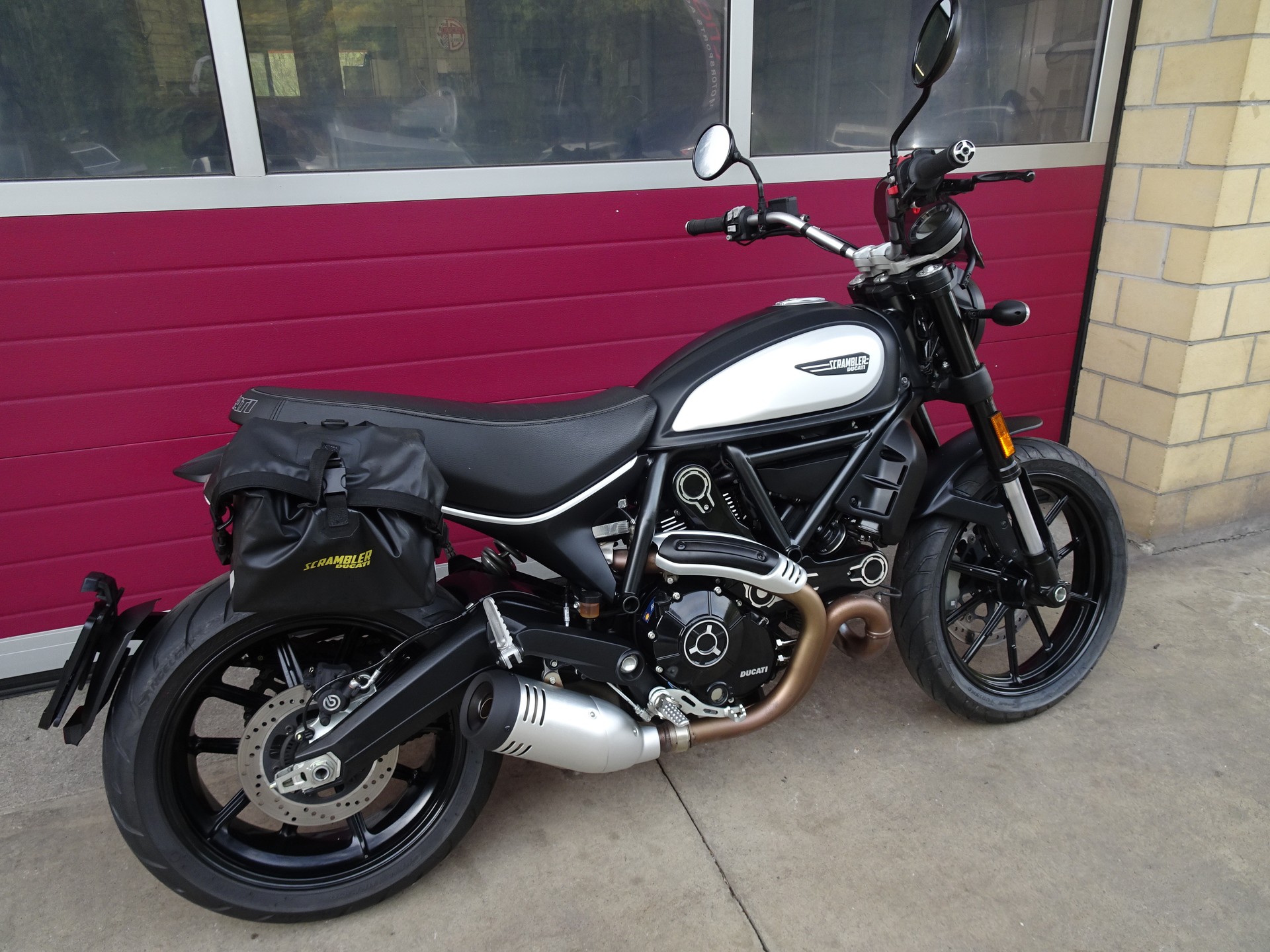 DUCATI Scrambler 803 Icon Dark-showroom-element-3