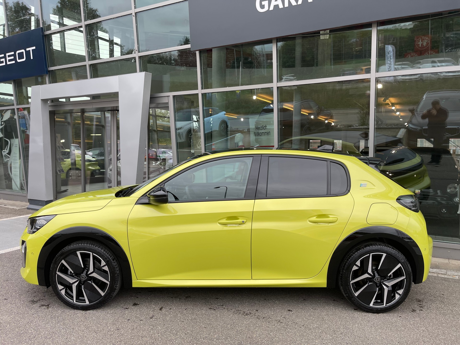 PEUGEOT 208 Elektrik 115kW GT-image-1