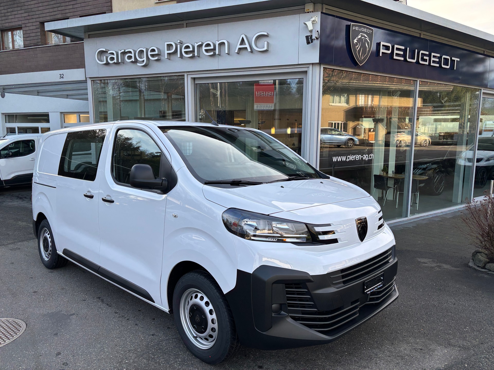 PEUGEOT Expert NEW BHDi 145 S&S Standard EAT8-image-0