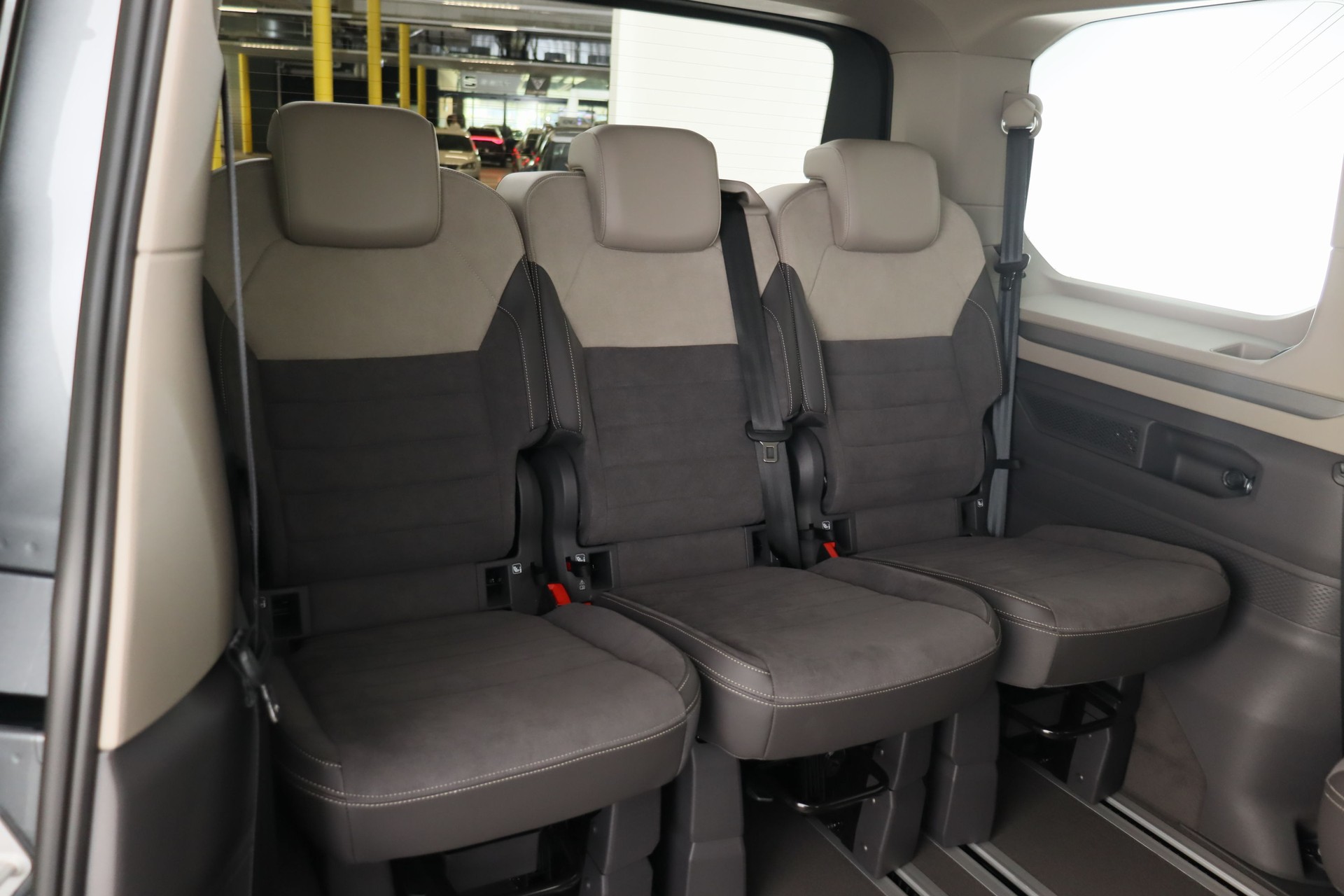 VW Multivan 2.0 TDI Life Edition DSG-image-10