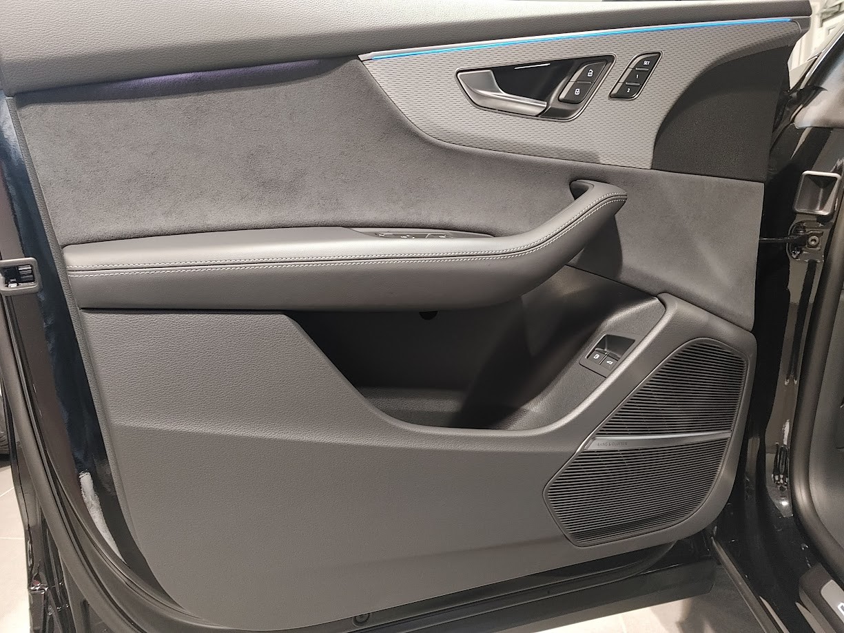 AUDI Q8 SUV TFSI e quattro 290 kW Attraction tiptronic-image-2