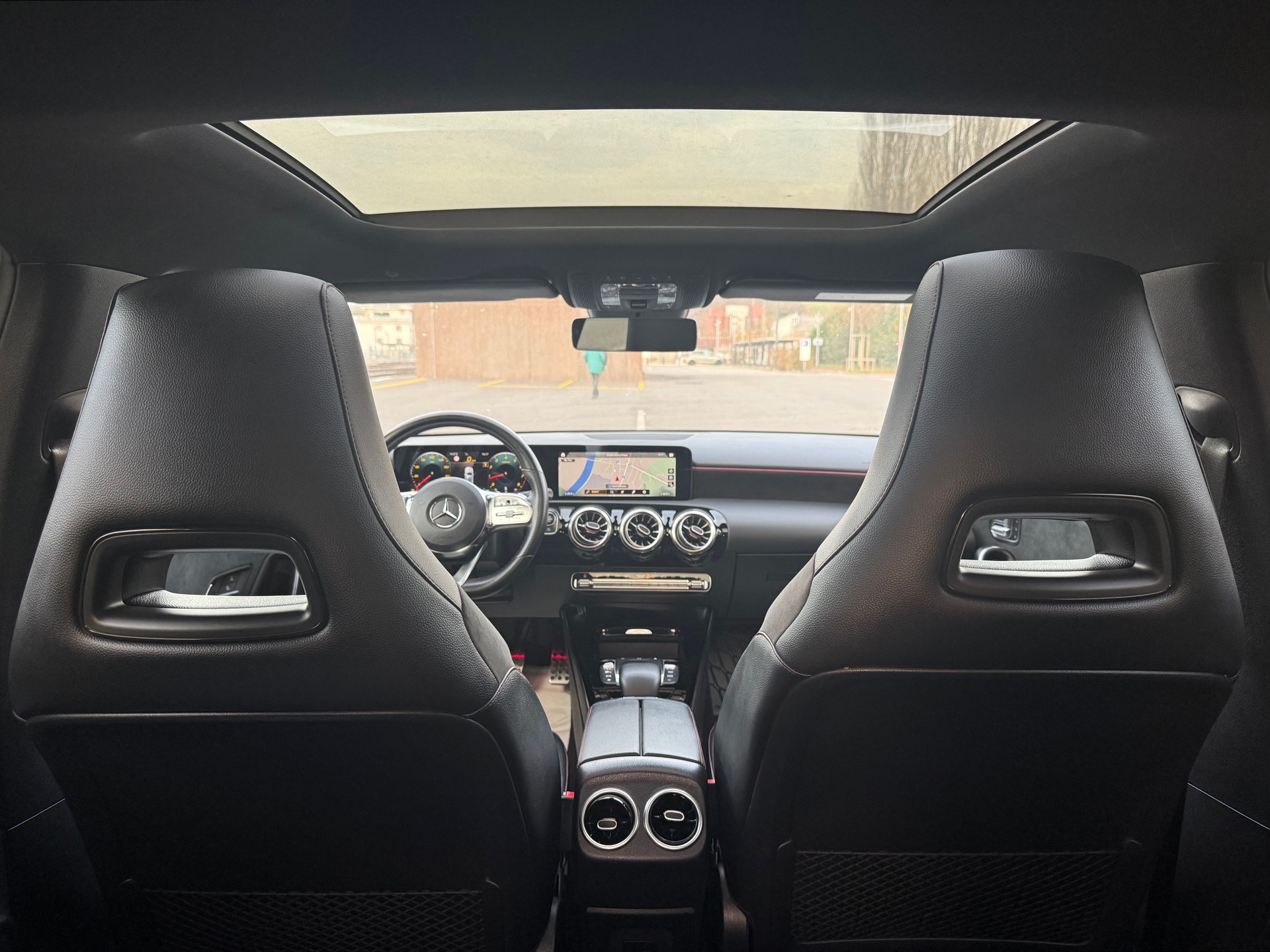 MERCEDES-BENZ A 180 AMG Line 7G-DCT-image-5