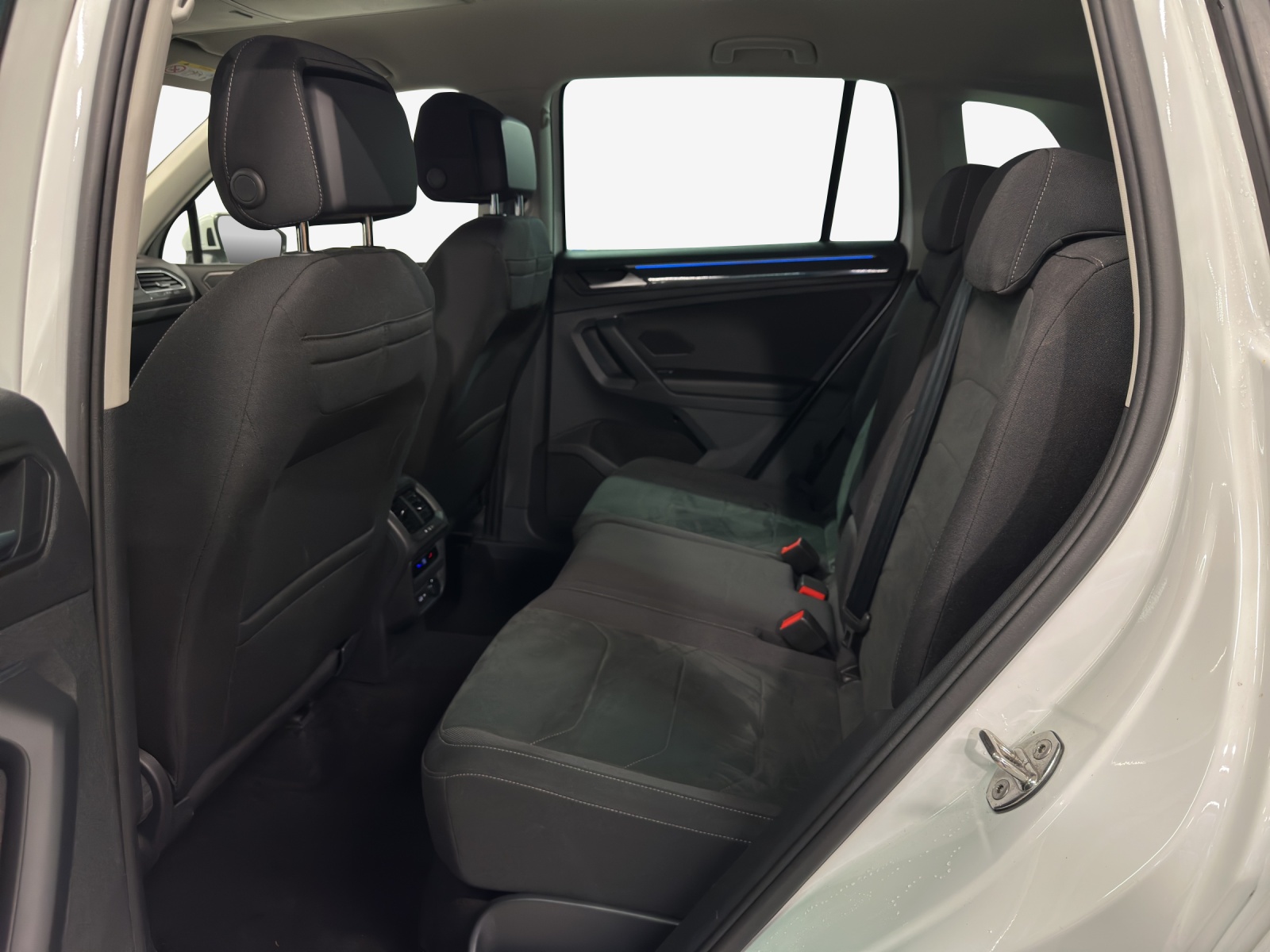VW Tiguan 2.0 TDI SCR Elegance 4Motion DSG-image-11