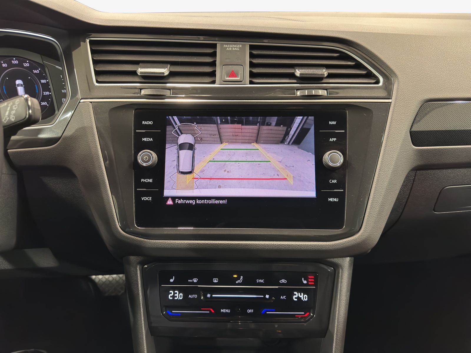 VW Tiguan 2.0 TDI SCR Elegance 4Motion DSG-image-14
